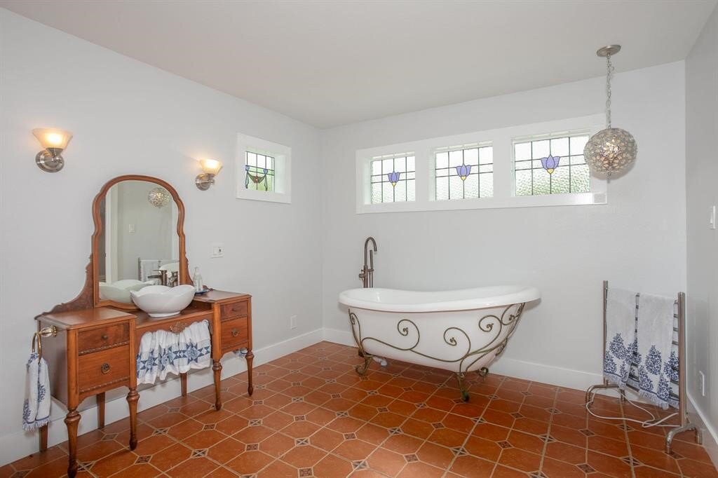 Putnam Builders Unique Second Street San Leon Custom Bathroom Residential Beach Home Kemah, Texas Construction