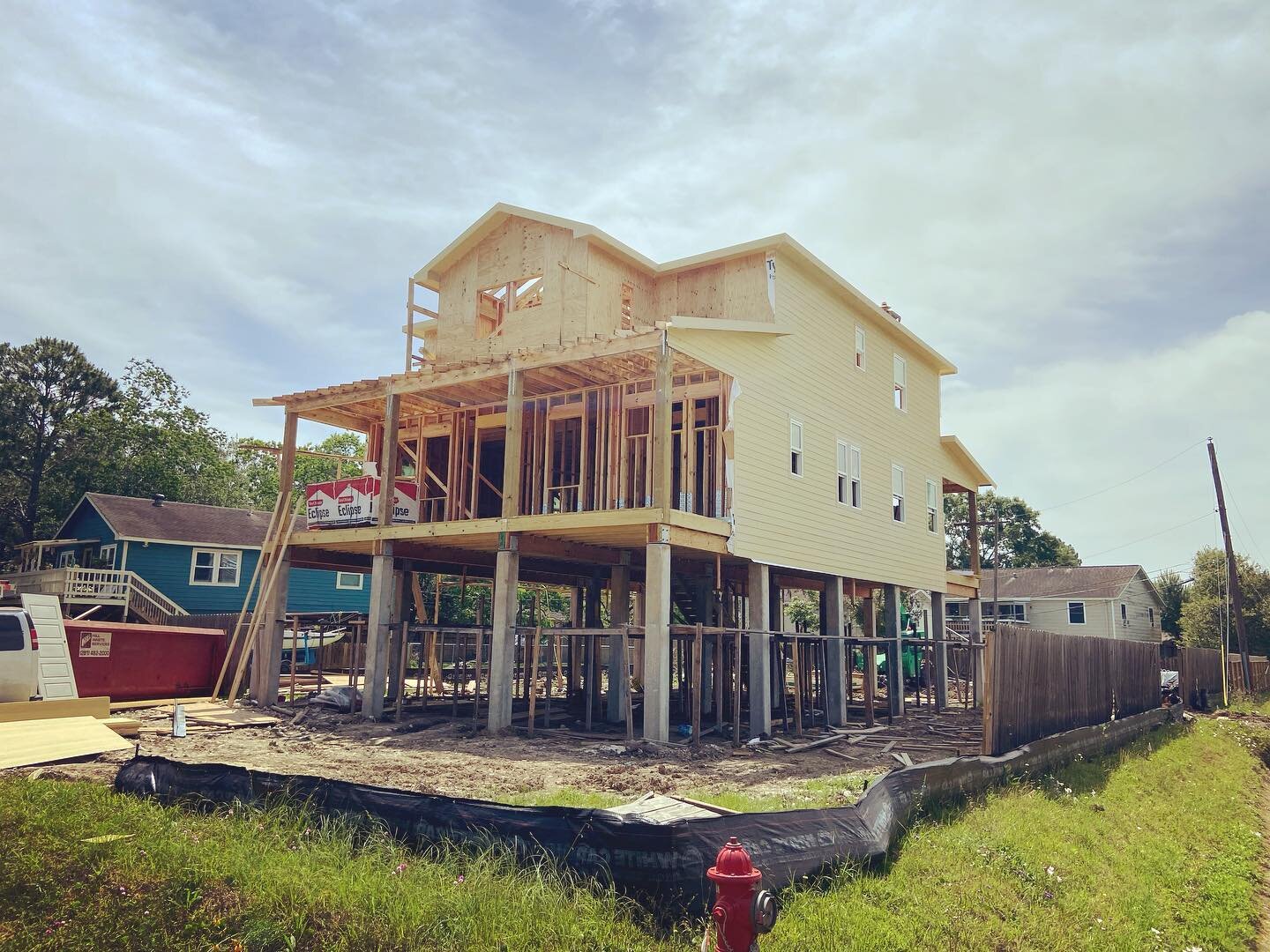 ⛱️Mission Street Beach House!#leaguecitytexas 

Framing &amp; Siding Progress Pics!🙌

Looking Fabulous Team &amp; Crew!❤️

Let&rsquo;s Visit about Your #texas Beach House!👇🏼

Contact Link in Bio!
@putnambuilder 

#texasbuilder #construction #putna