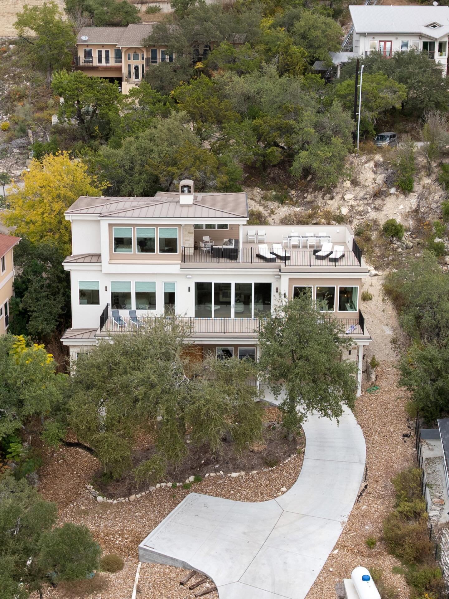 ✨Luxury Living on Lake Travis✨
Check out our Beautifully Designed Lake View Home overlooking Breathtaking Lake Travis!👇

📸https://www.ilcor.com/lake-travis-lake-view
***********
This multi-level custom home blends elevated design, breathtaking lake