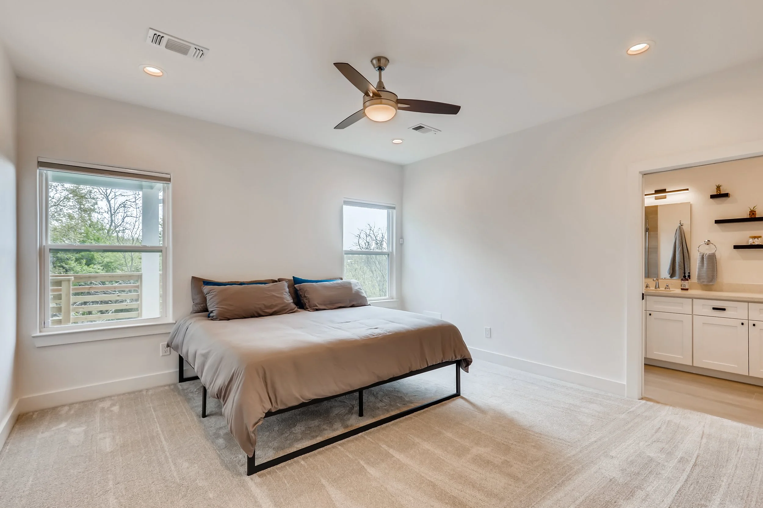 319 8th St San Leon TX 77539-print-012-012-Primary Bedroom-3600x2401-300dpi.jpg