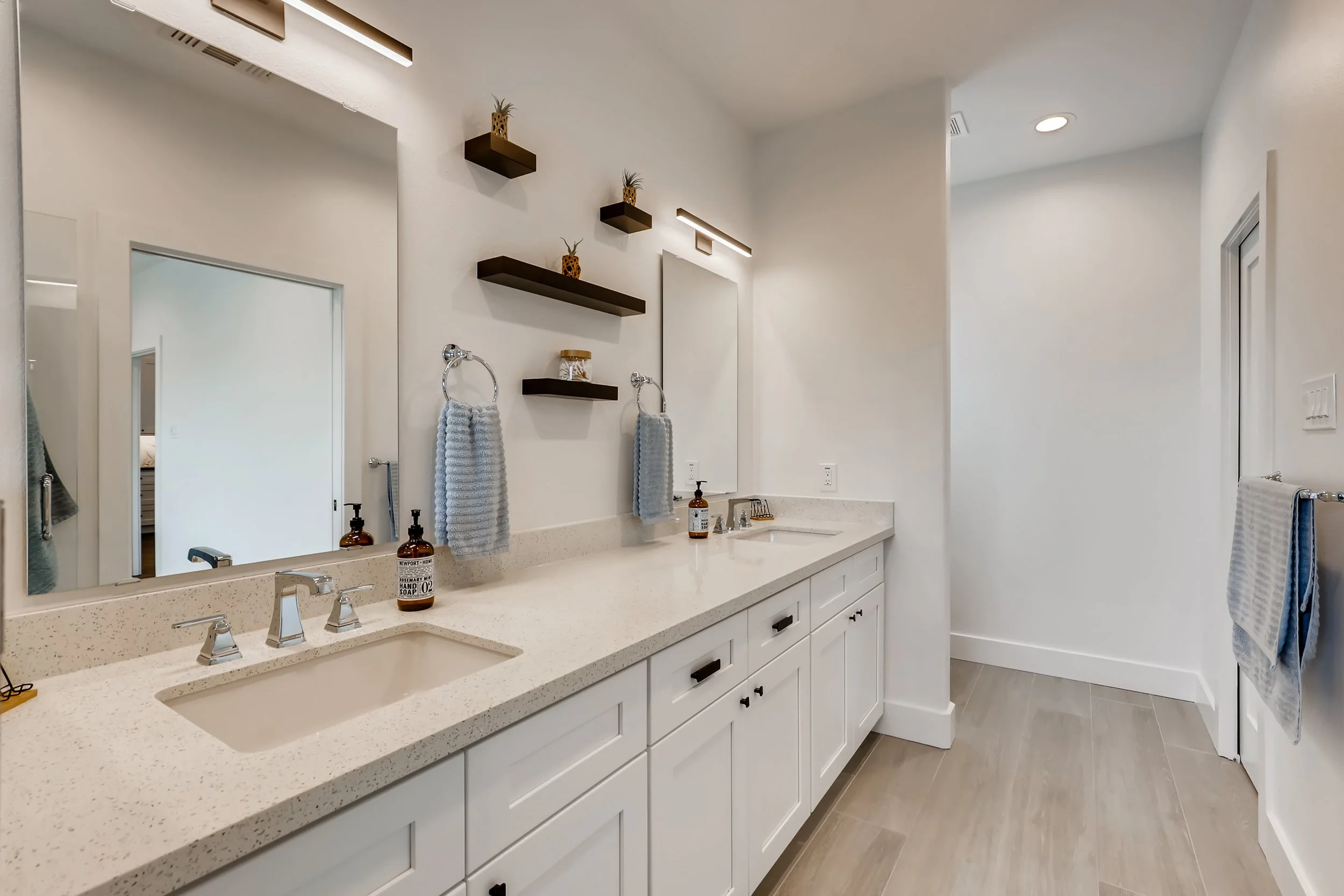 319 8th St San Leon TX 77539-print-017-016-Primary Bathroom-3600x2400-300dpi.jpg