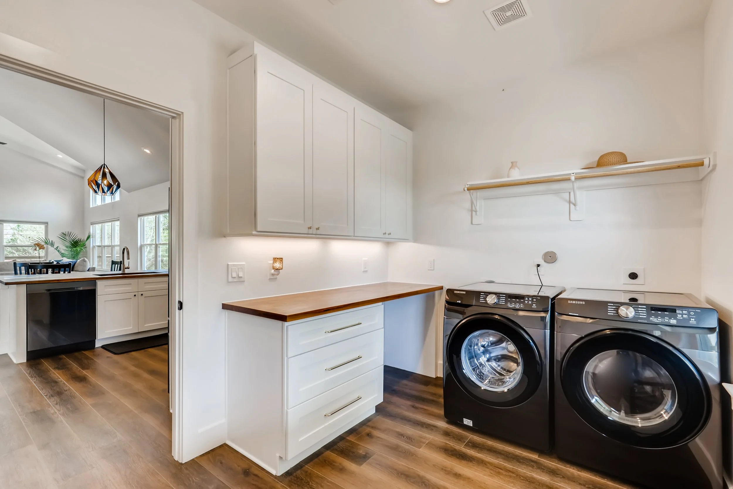 319 8th St San Leon TX 77539-print-021-020-Laundry Room-3600x2400-300dpi.jpg