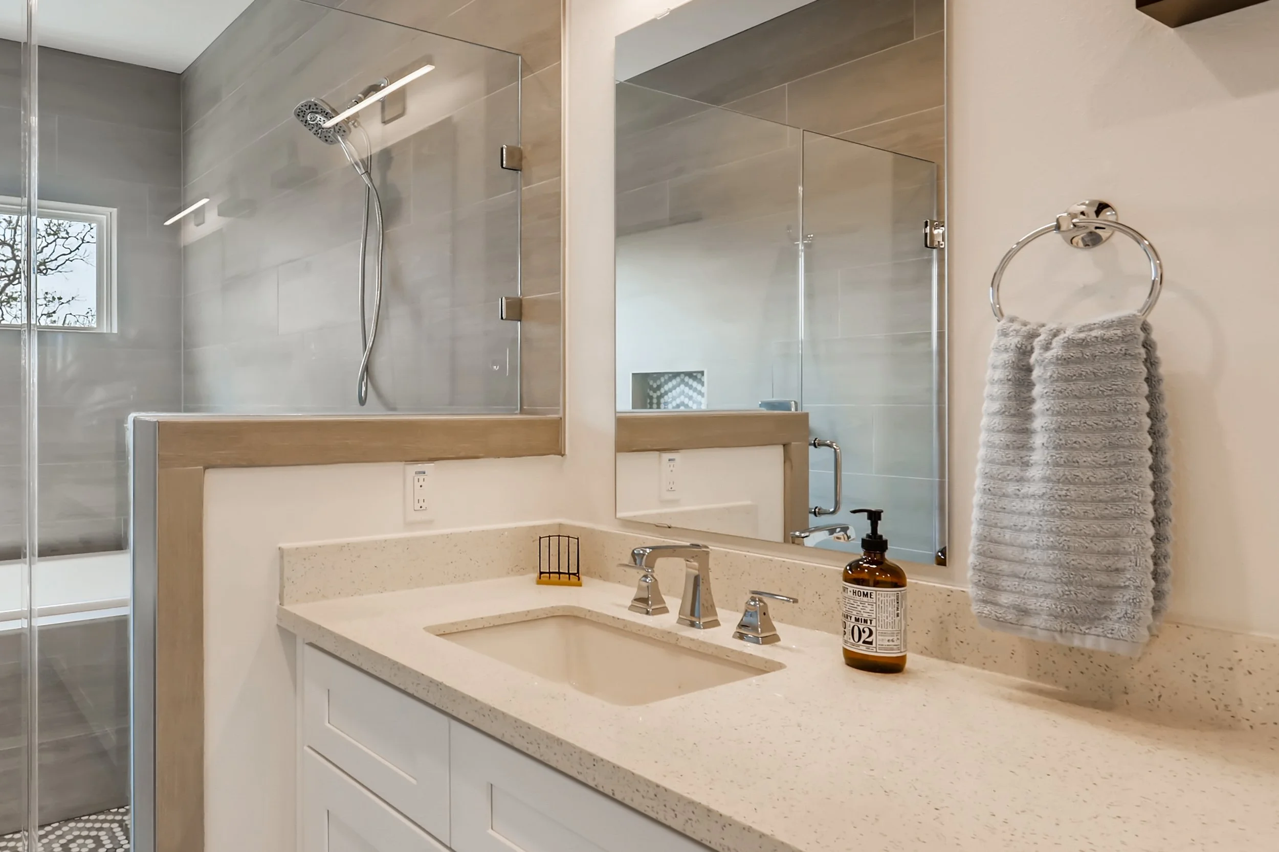 319 8th St San Leon TX 77539-print-015-013-Primary Bathroom-3600x2400-300dpi.jpg