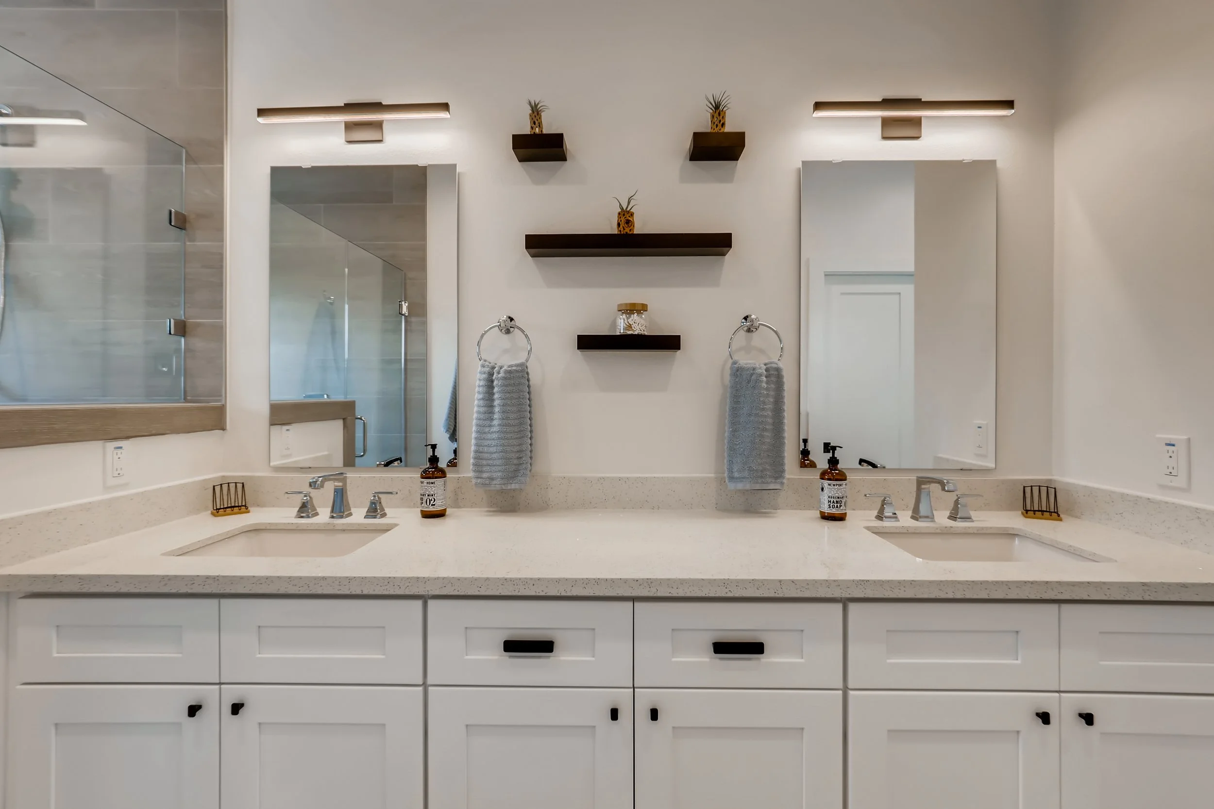 319 8th St San Leon TX 77539-print-014-017-Primary Bathroom-3600x2401-300dpi.jpg