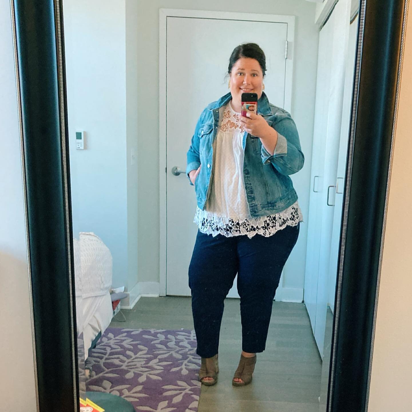𝙒𝙝𝙖𝙩 𝙄 𝙬𝙤𝙧𝙚 𝙩𝙤 𝘿𝙞𝙣𝙣𝙚𝙧 𝙡𝙖𝙨𝙩 𝙉𝙞𝙜𝙝𝙩. Denim, white and navy: one of my favorite outfit combos of all time. It&rsquo;s always classy and looks effortless. 

Keep the look updated with a fresh top, a trendy earring or the newest p