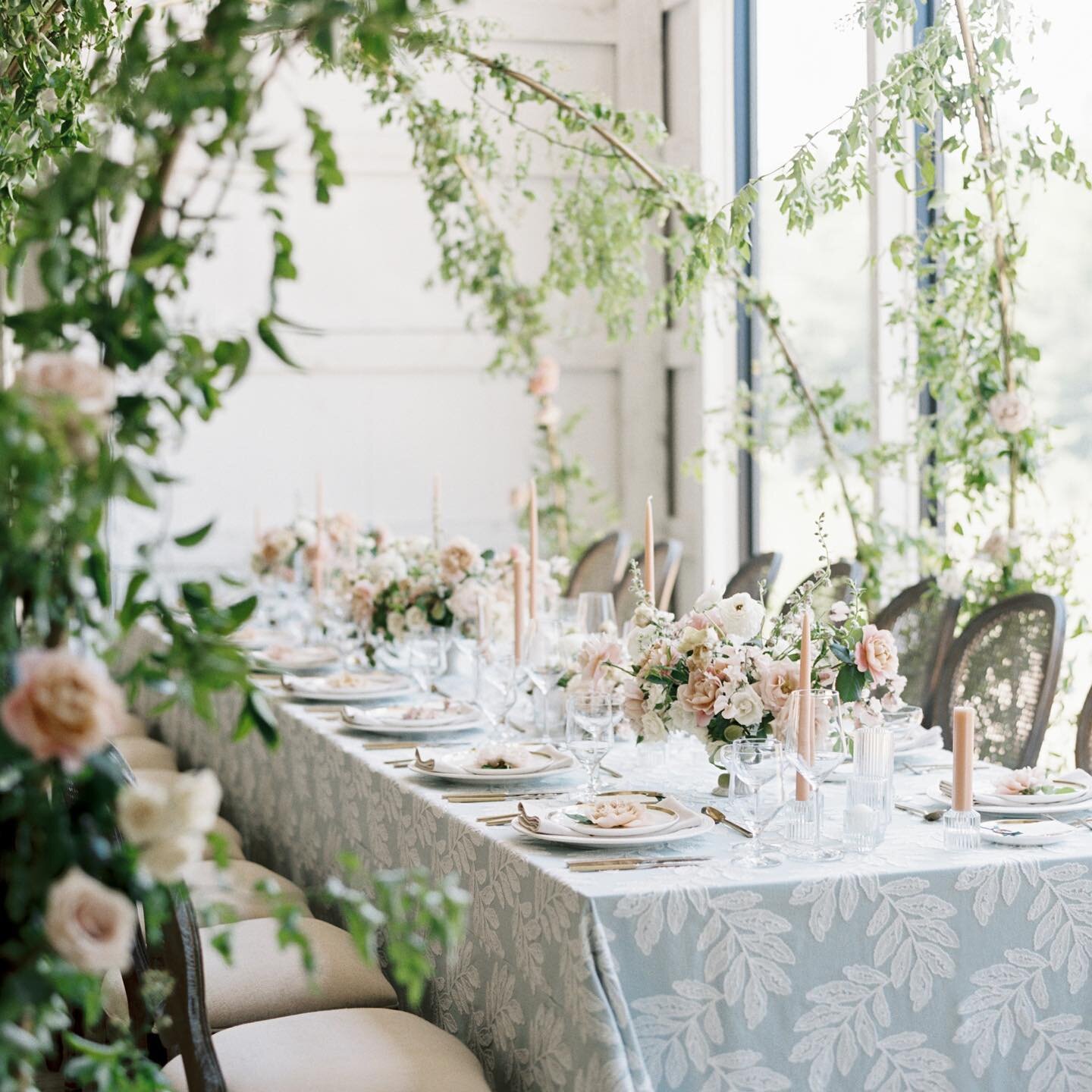 A little spring inspiration for your Thursday. 🌿🌱🪴It's not too late to book for the 2023 wedding season, email to inquire about dates! #thegreenery #springwedding #weddingvibes 
{Photo: @elizabethladuca}

Planning &amp; Design: @alwaysyoursevents 