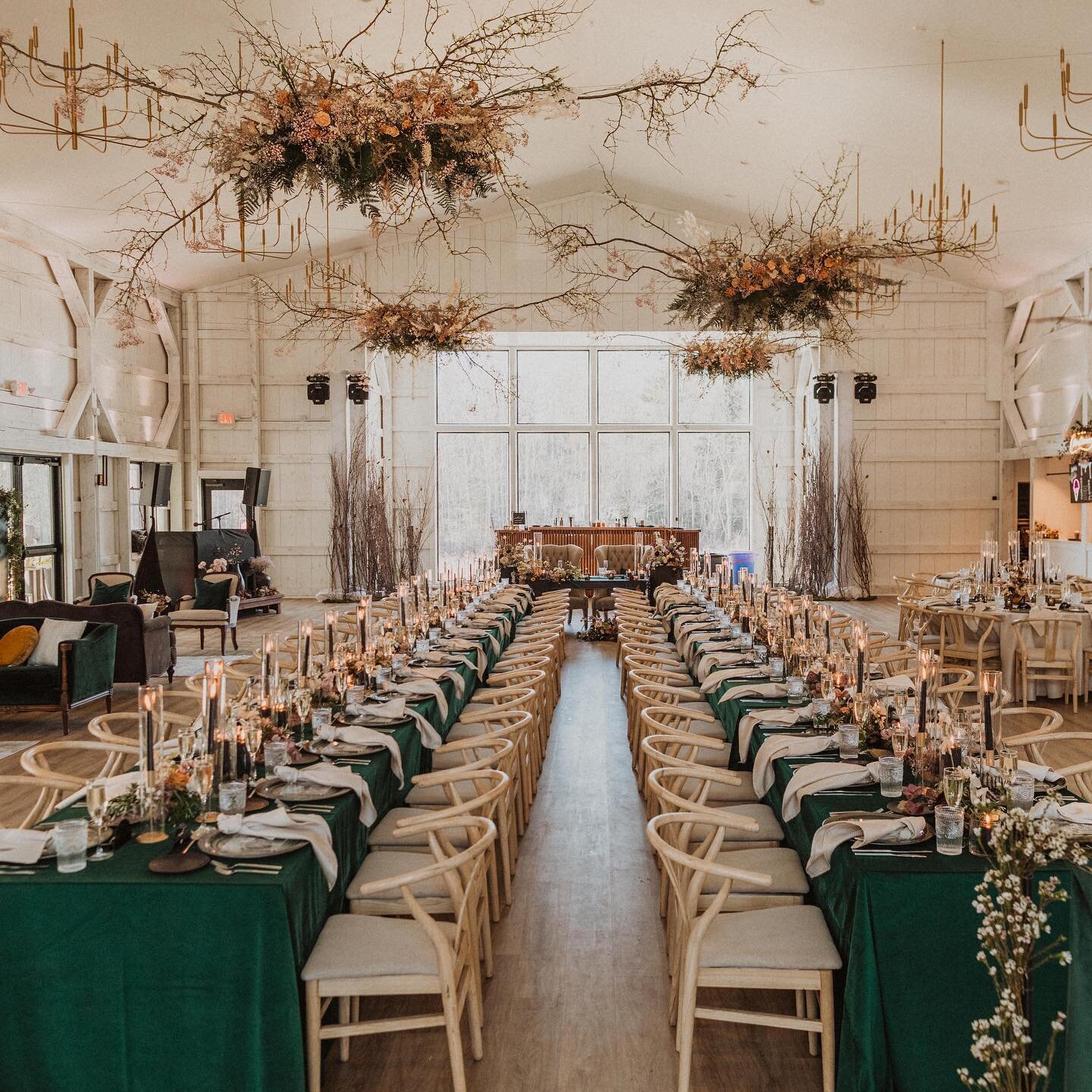 Excuse us while we take a second to take in this beautiful wedding reception from our 2021 season 😍 #thegreenery #receptiondecor #weddingvibes 
Photo: @compasscoll
Design: @house_of_catherine 
Event coordination: @freespiritsmobilebar 
Florals: @fle