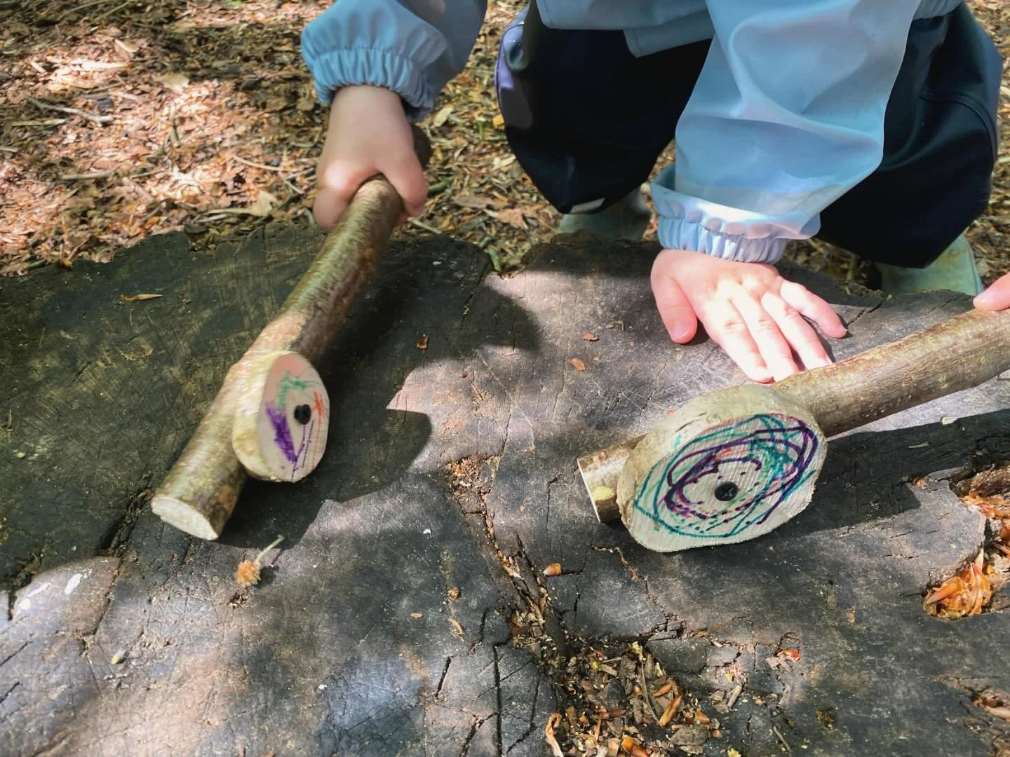 It&rsquo;s never too early to start using tools&hellip;
-
As well as providing a safe space to explore and play amongst the trees and connect with nature, our parent &amp; child (1.5-5yrs) Forest School sessions also provide opportunities for using t