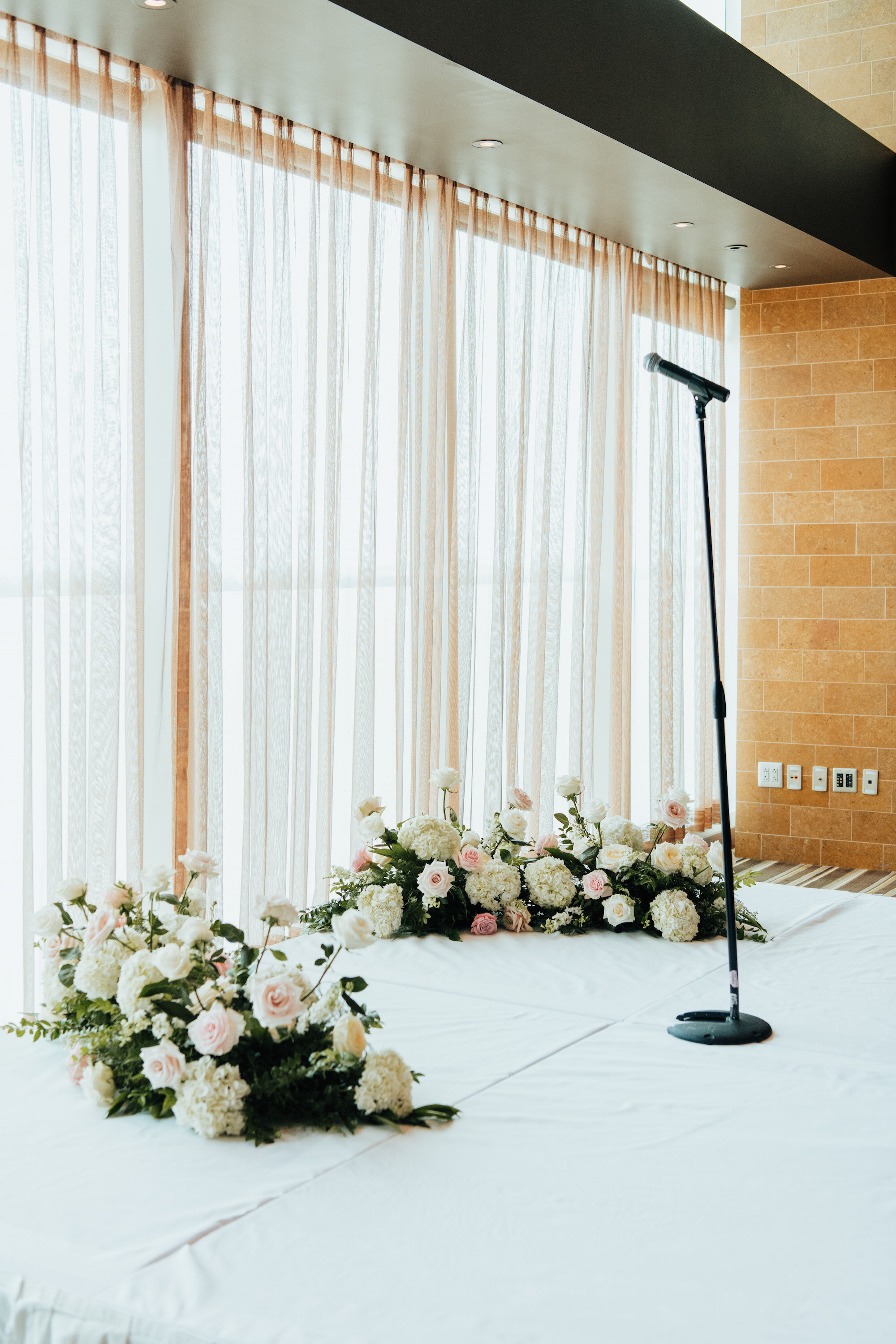 Flower-Lab-St.-Louis-Budget-Wedding-Florist-Blush-Four-Seasons-Wedding-15.jpg