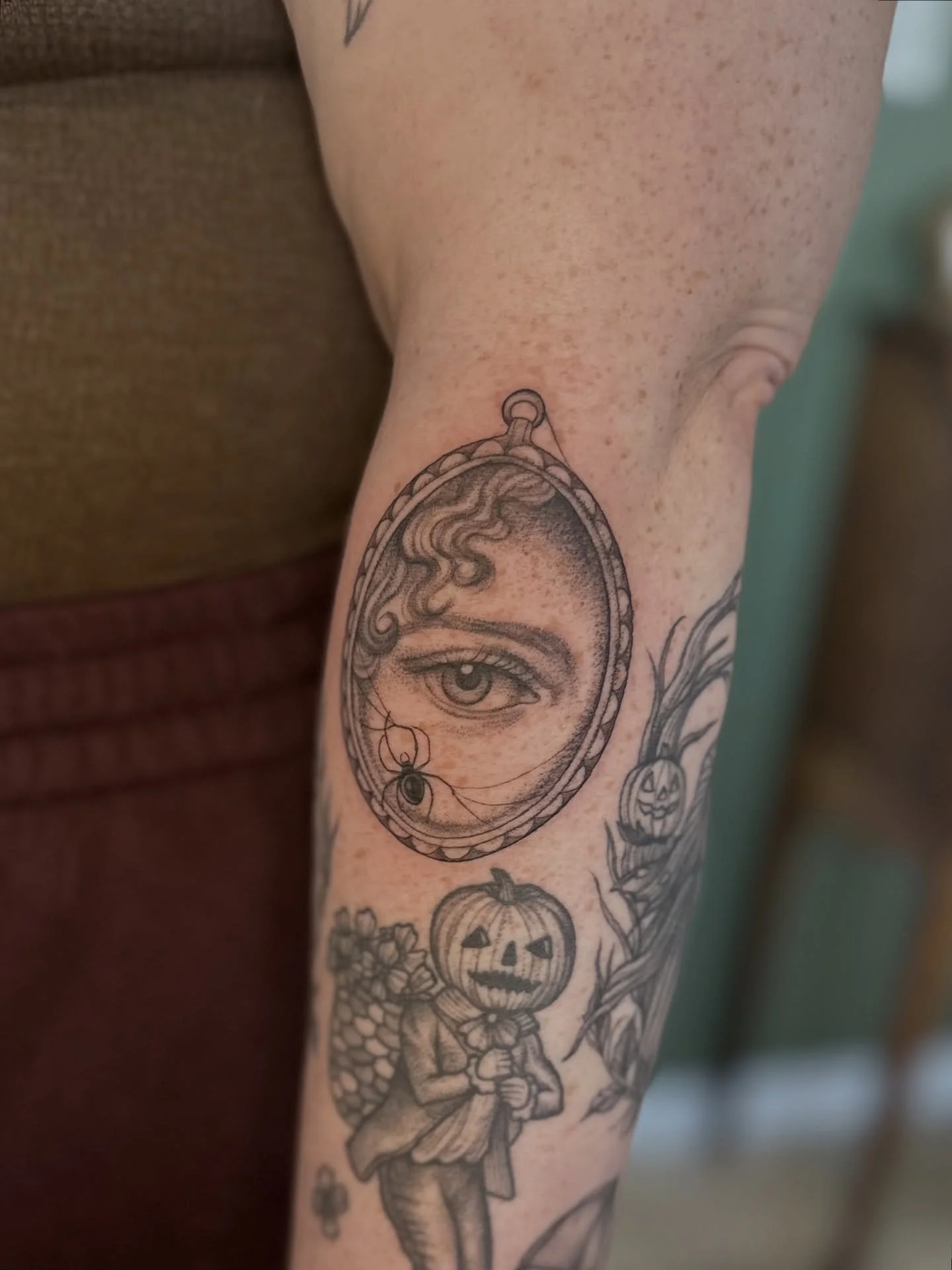 My books open today for December and January! Please fill out a booking form through my website. I still have some autumn pre-drawn designs that I&rsquo;d love to tattoo. 

Just a reminder that I&rsquo;m still taking donations for @thelongbeachsoupki