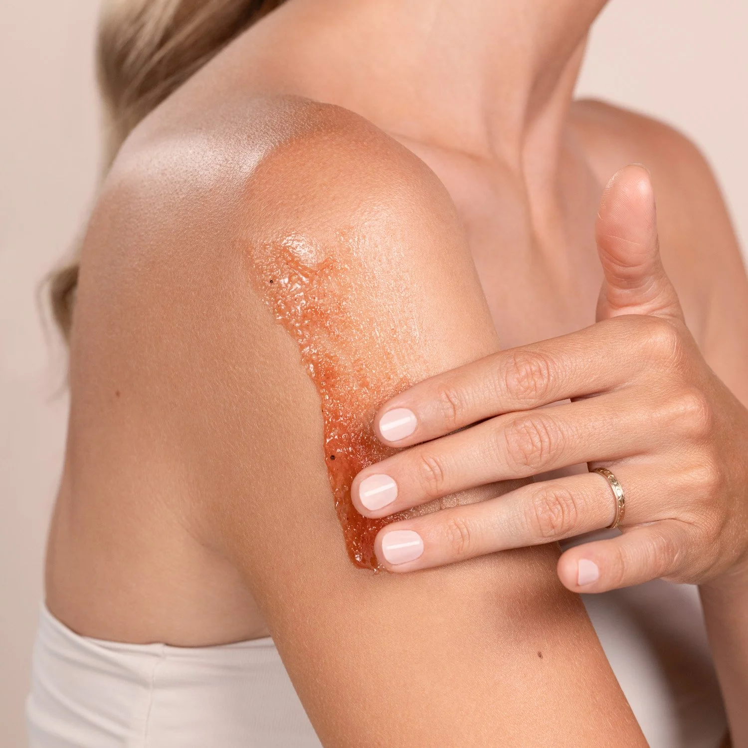 EM87-287-cranberry-pomegranate-sugar-scrub-pdp-closeups-1500x1500.jpg