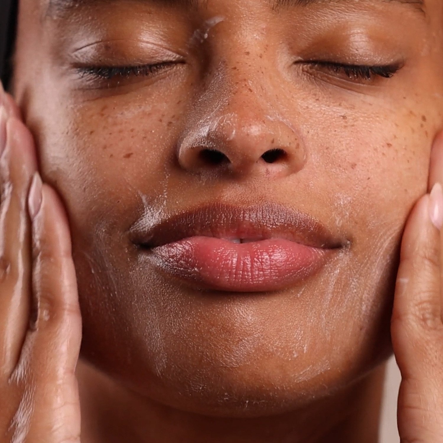 EM302-8302-monoi-age-corrective-exfoliating-cleanser-pdp-close-up-1500x1500.jpg