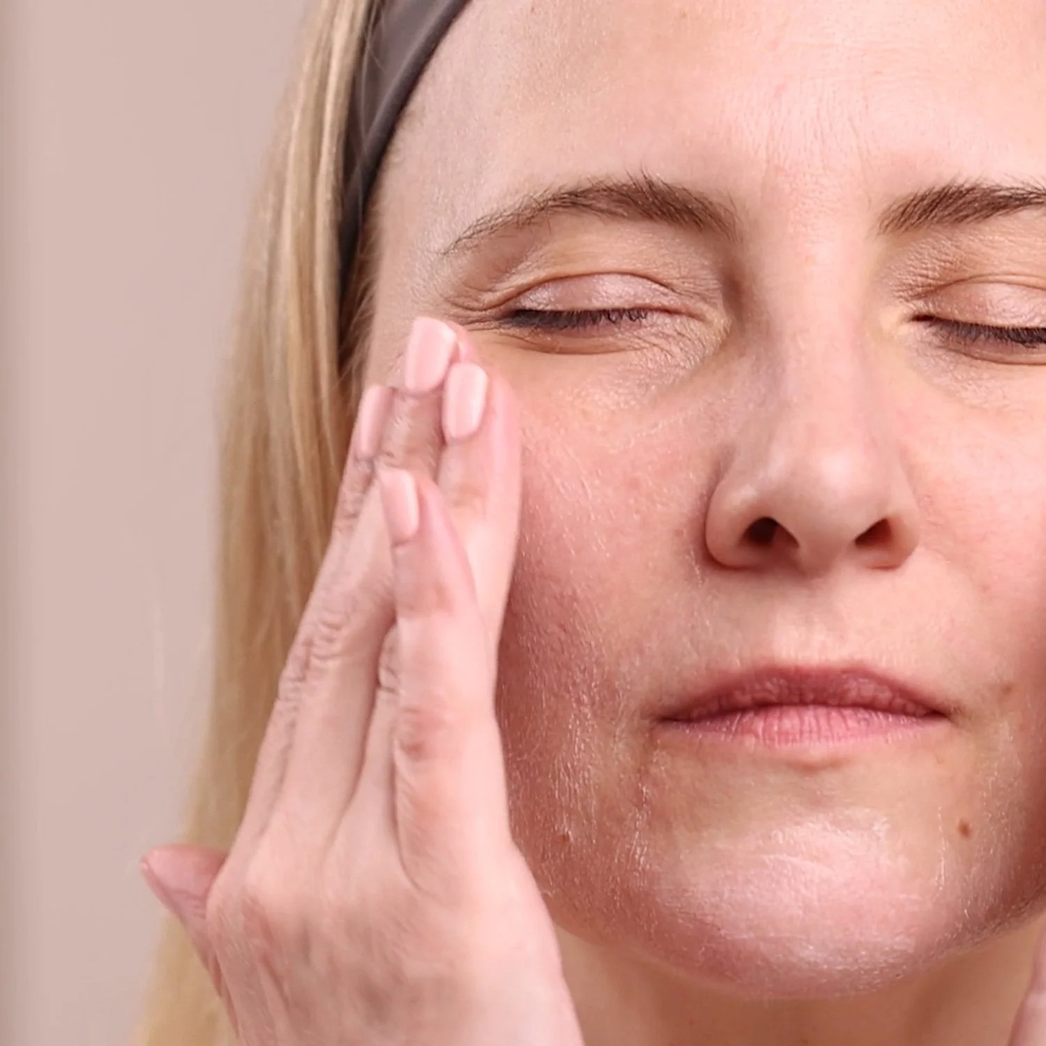 EM270-8270-bright-skin-cleanser-pdp-close-up-1500x1500-1.jpg