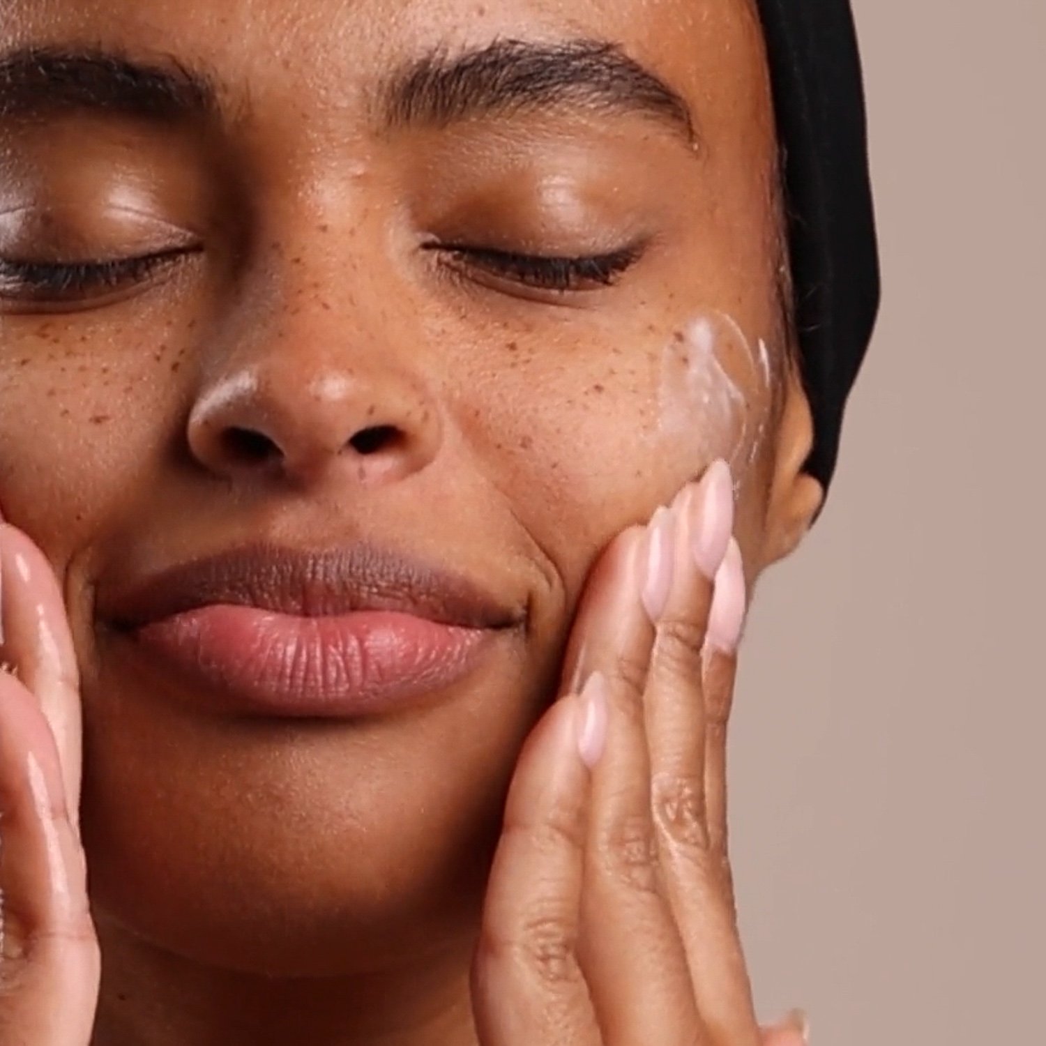 EM251-8251-calm-skin-chamomile-cleanser-pdp-close-up-1500x1500-1.jpg
