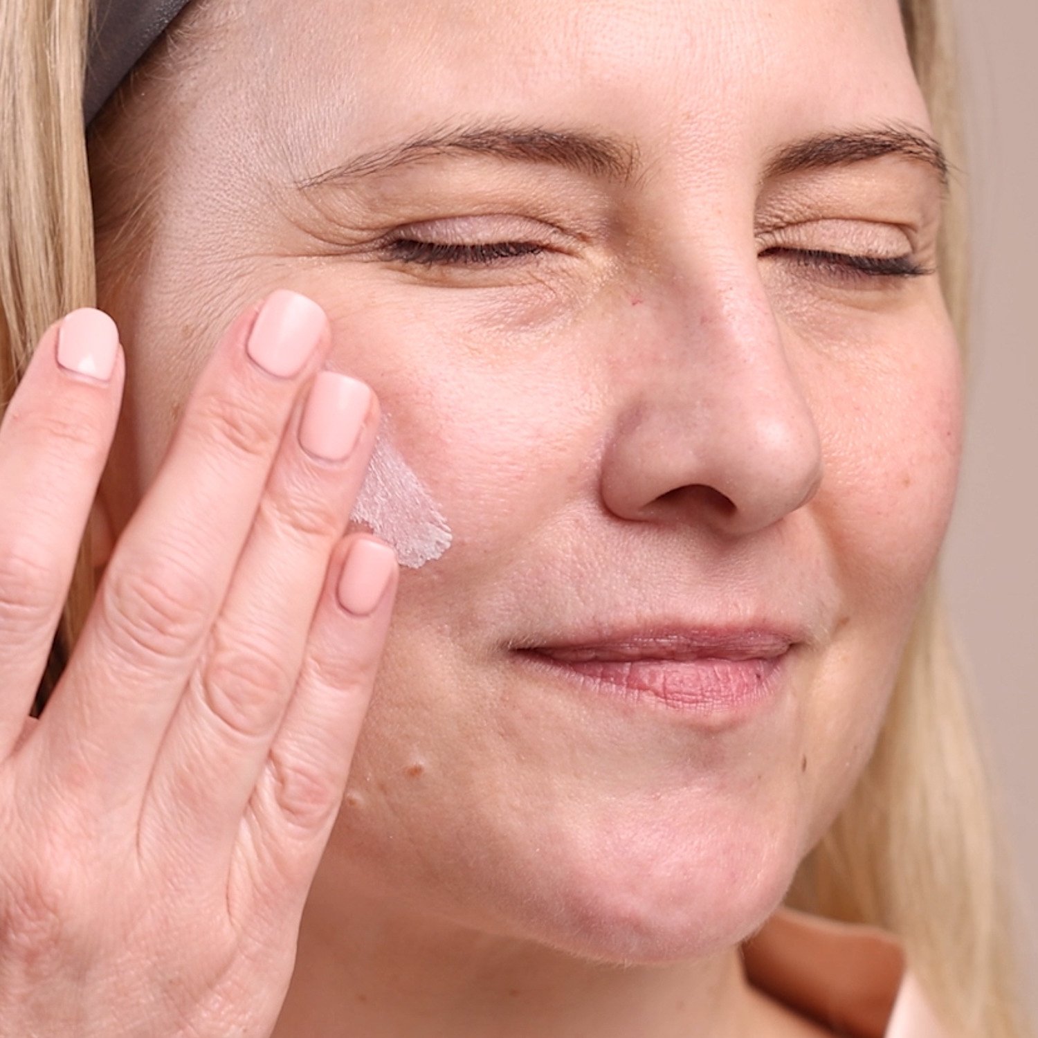 EM136-2136-bright-skin-moisturizer-spf-40-pdp-close-up-1500x1500.jpg