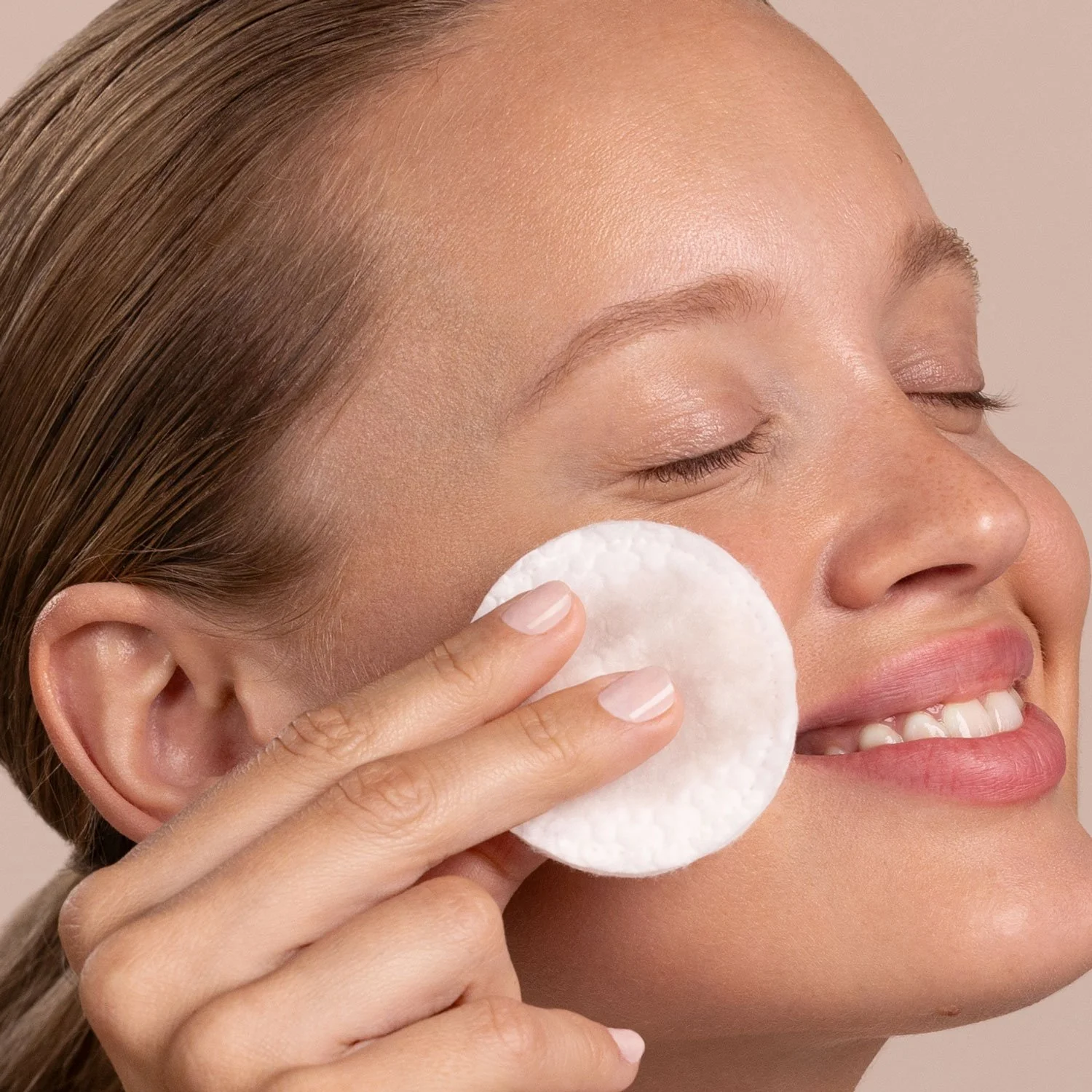 EM312-919EPCLM-calm-skin-chamomile-exfoliating-peel-pdp-closeups-1500x1500-1.jpg