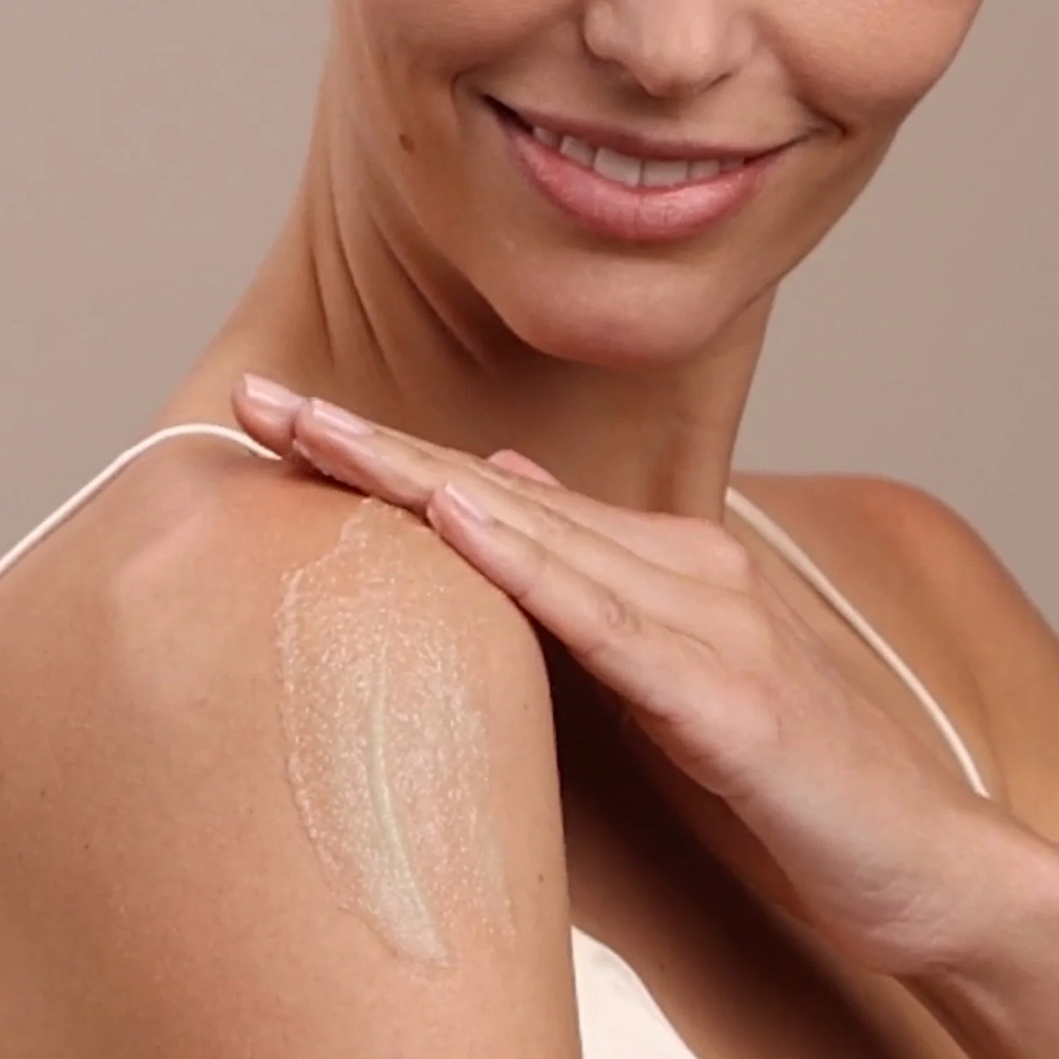 EM121-2121-stone-crop-revitalizing-body-scrub-pdp-close-up-1500x1500.jpg