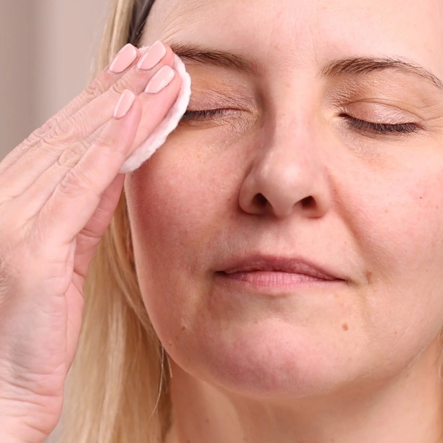 EM45-545-herbal-eye-make-up-remover-pdp-close-up-1500x1500.jpg