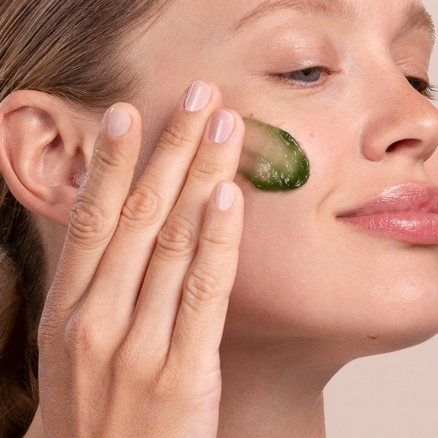 EM55-255-lime-stimulating-masque-pdp-closeups-1500x1500.jpg