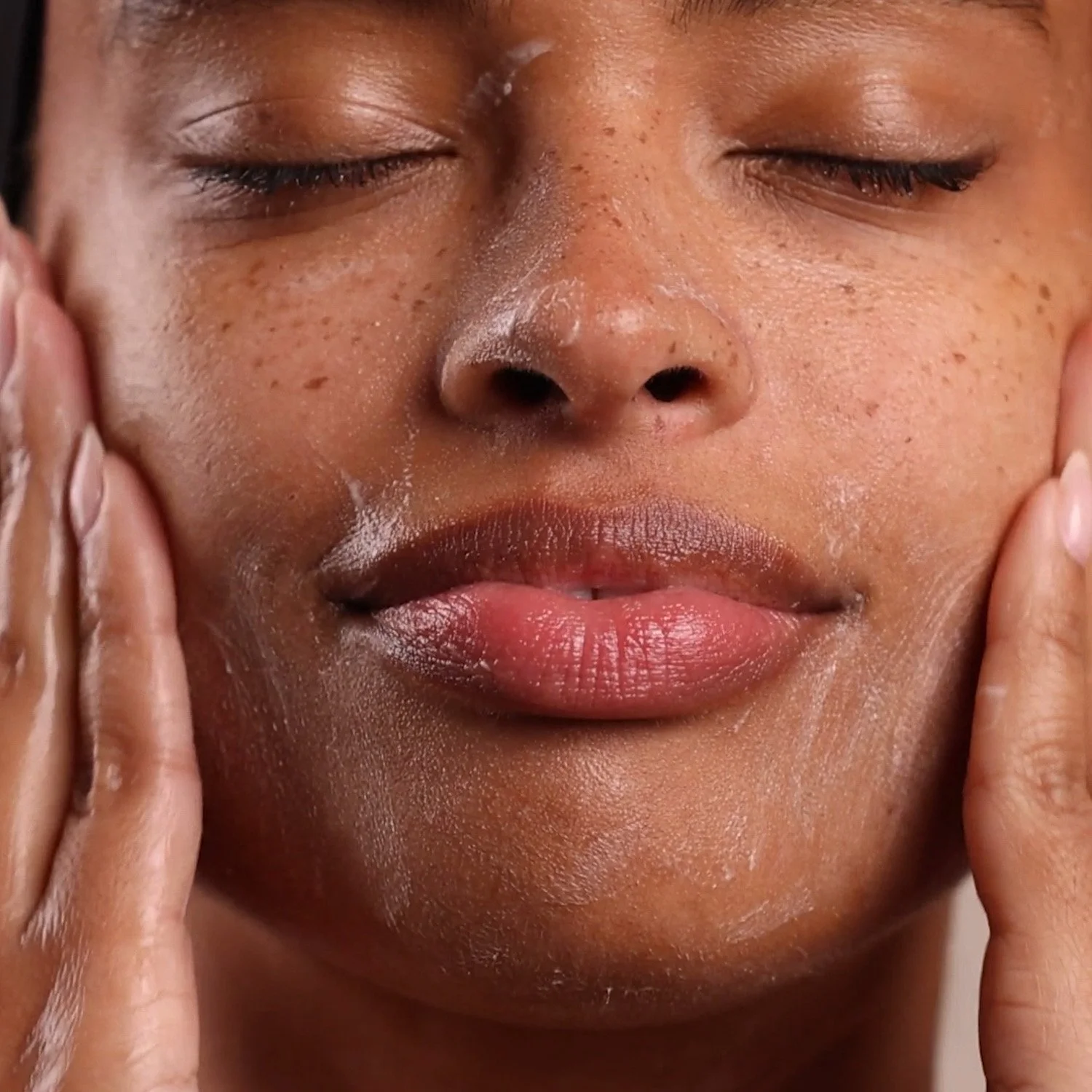 EM302-8302-monoi-age-corrective-exfoliating-cleanser-pdp-close-up-1500x1500-1.jpg