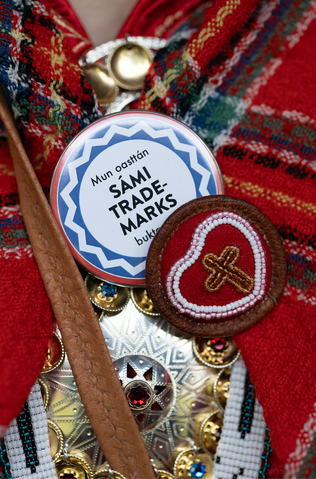 Sápmái Buorrin -prošeavttain Riddu Riđđu -festivála márkaniid.