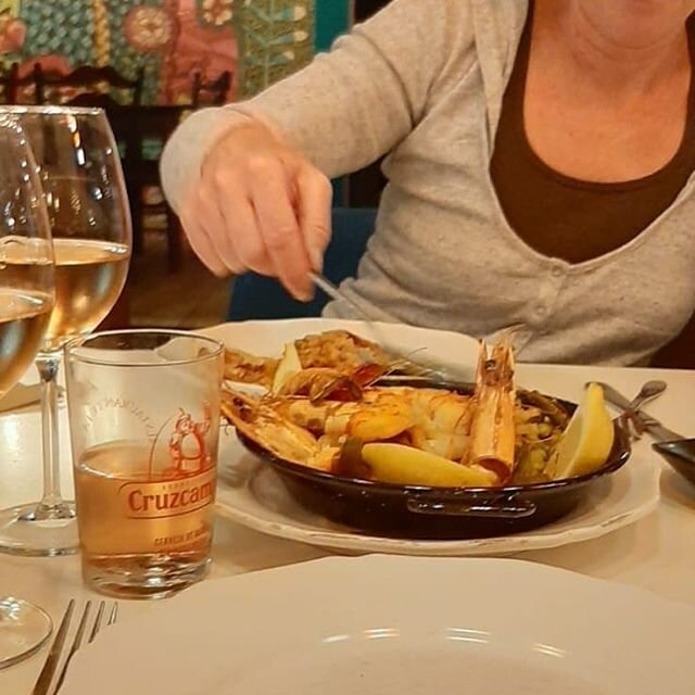 Late night dinner met mijn schatje. Leftover Paella &amp; ros&eacute; We hebben heel veel lieve leuke &amp; interessante gasten gehad de afgelopen week.
Dankbaar en genoten. Op naar de volgende week!!
Buiten koken is geweldig Smaakt naar meer!!