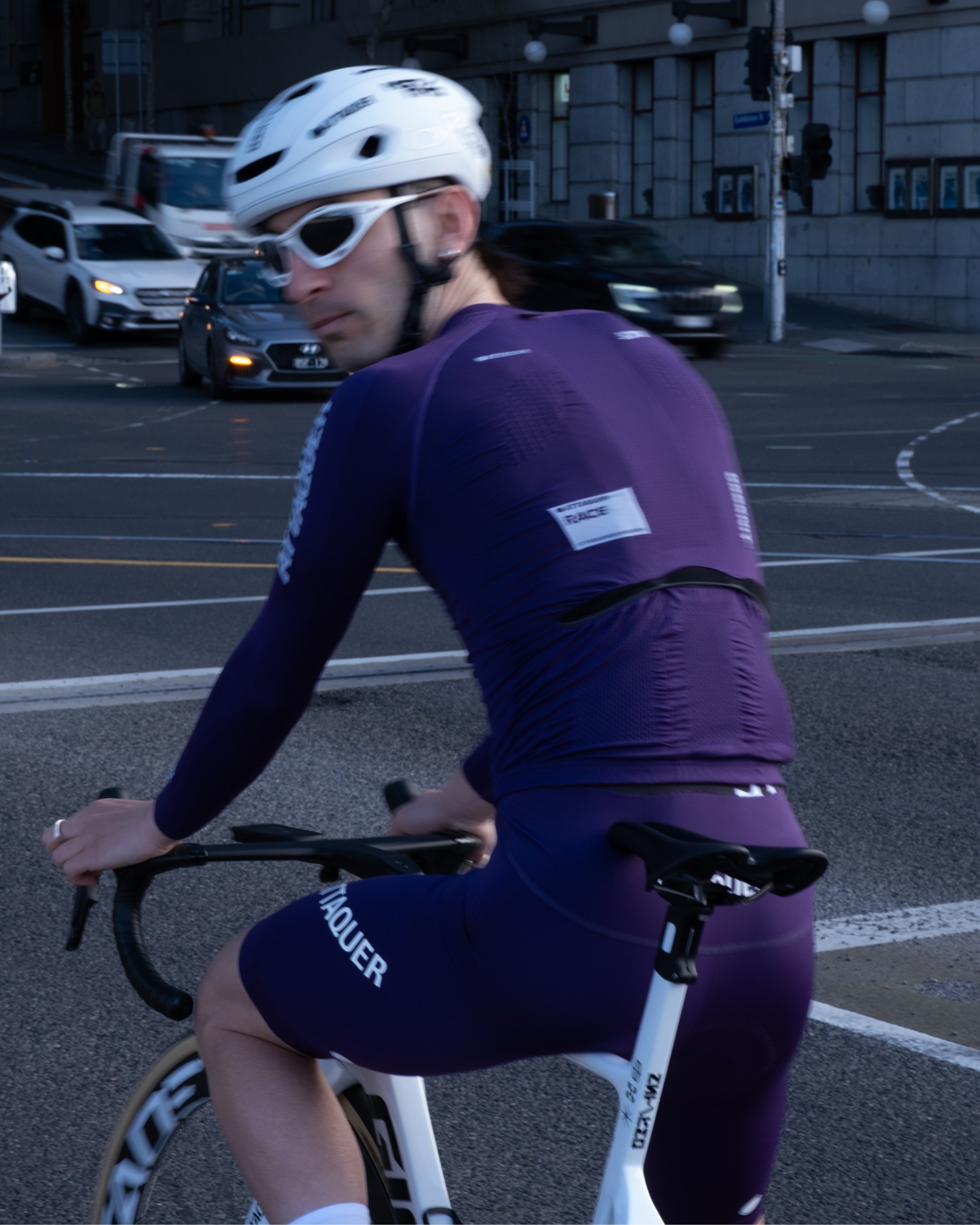 Cycliste portant un maillot Orbknit Violet Attaquer Cycling
