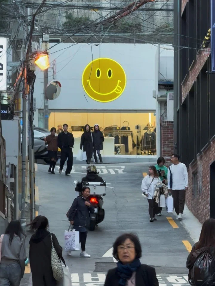 1 &amp; 2 smileys in #Seoul
2 &amp; 3 selfie sessions in #Seoul
3 &amp; 4 &mdash; help me find a caption? &mdash;
5 &amp; 6 skies in #Seoul
7 &amp; 8 sketches and screens in #Seoul 
9 &amp; 10 streets in #Seoul 
11 &amp; 12 suitcases in #Seoul -arriv