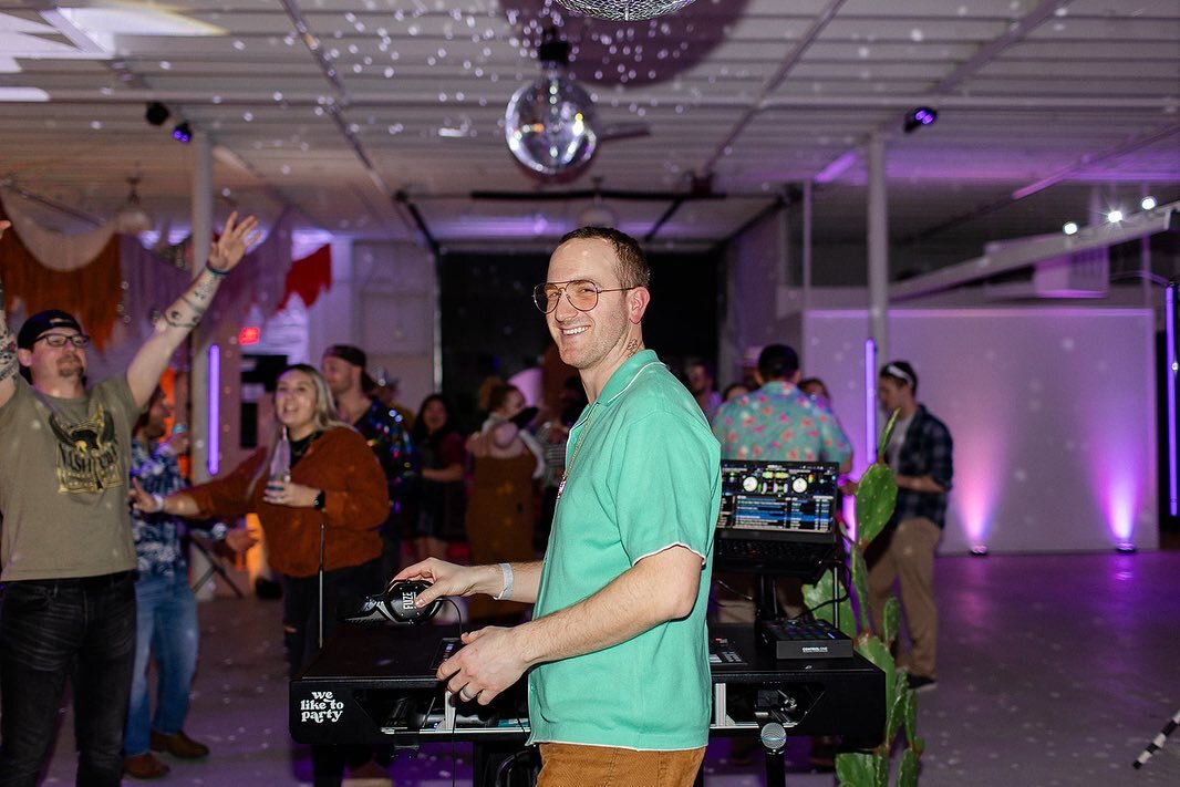 Dj Drew sure knows how to throw a party 🪩🕺
@fuzeent 
.
.
.
#discoparty #eventrental #eventplanning #eventdesign #fargoevents #fargoeventspace #warehouseparty #djparty