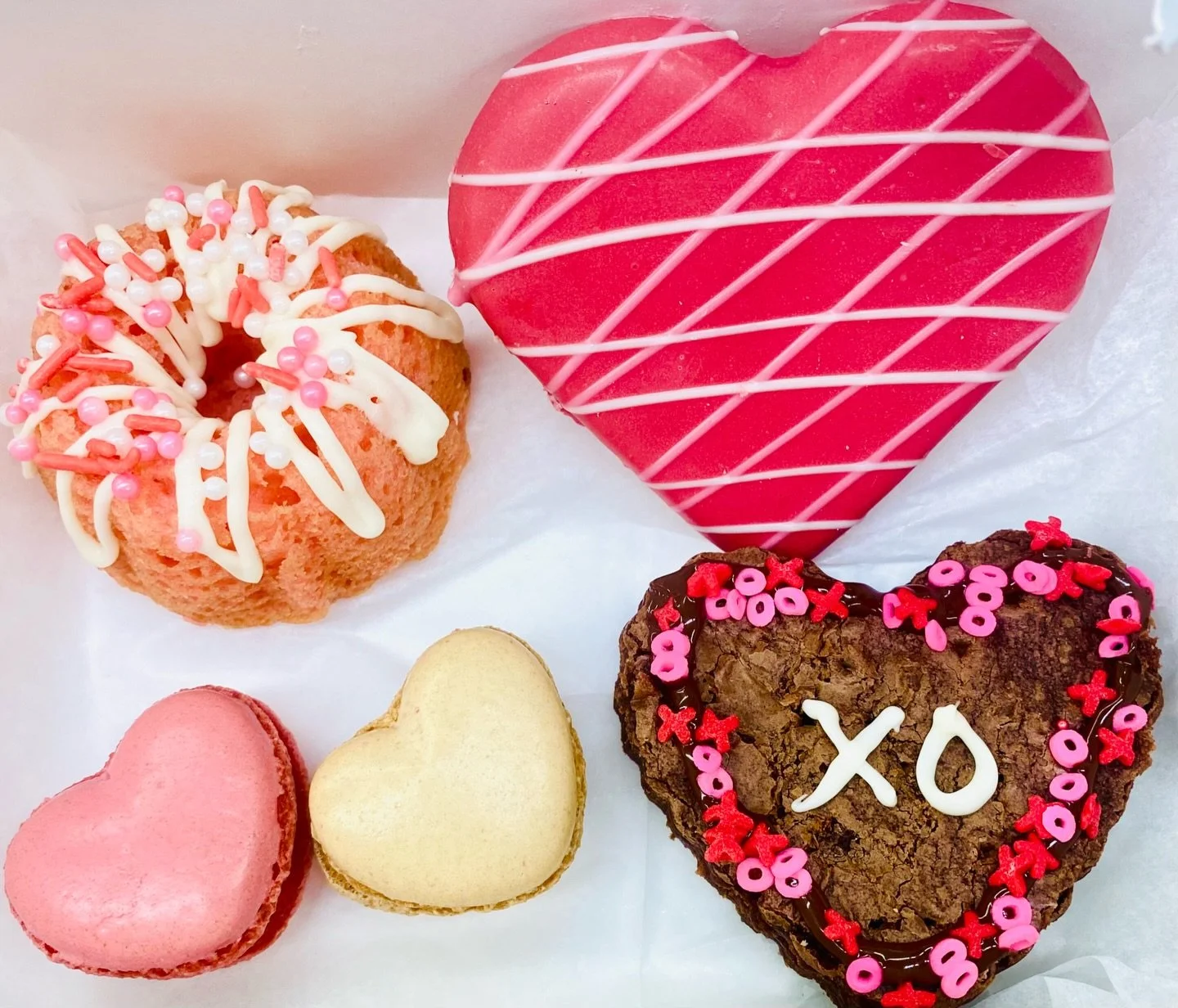Our Valentine&rsquo;s box is full of sweet little moments including a:

🍓Strawberry Bundt cake
🤍 Frosted heart sugar cookie
🤎 Brownie heart 
😋 Two (2) mini macarons

Perfect for sharing or keeping all to yourself.
Available Valentine&rsquo;s week
