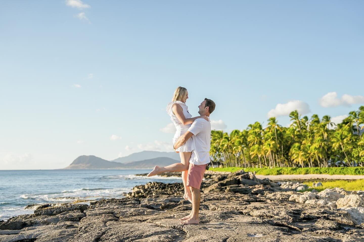 In the midst of their photo session, what pose do you think perfectly captures the essence of this couple&rsquo;s love? 🪸 #capturinglove 

📍 @fsoahu

#fsoahu #fswailea #waileaphotographer #maunalani #fslanai #resortphotography #luxuryphotography #f