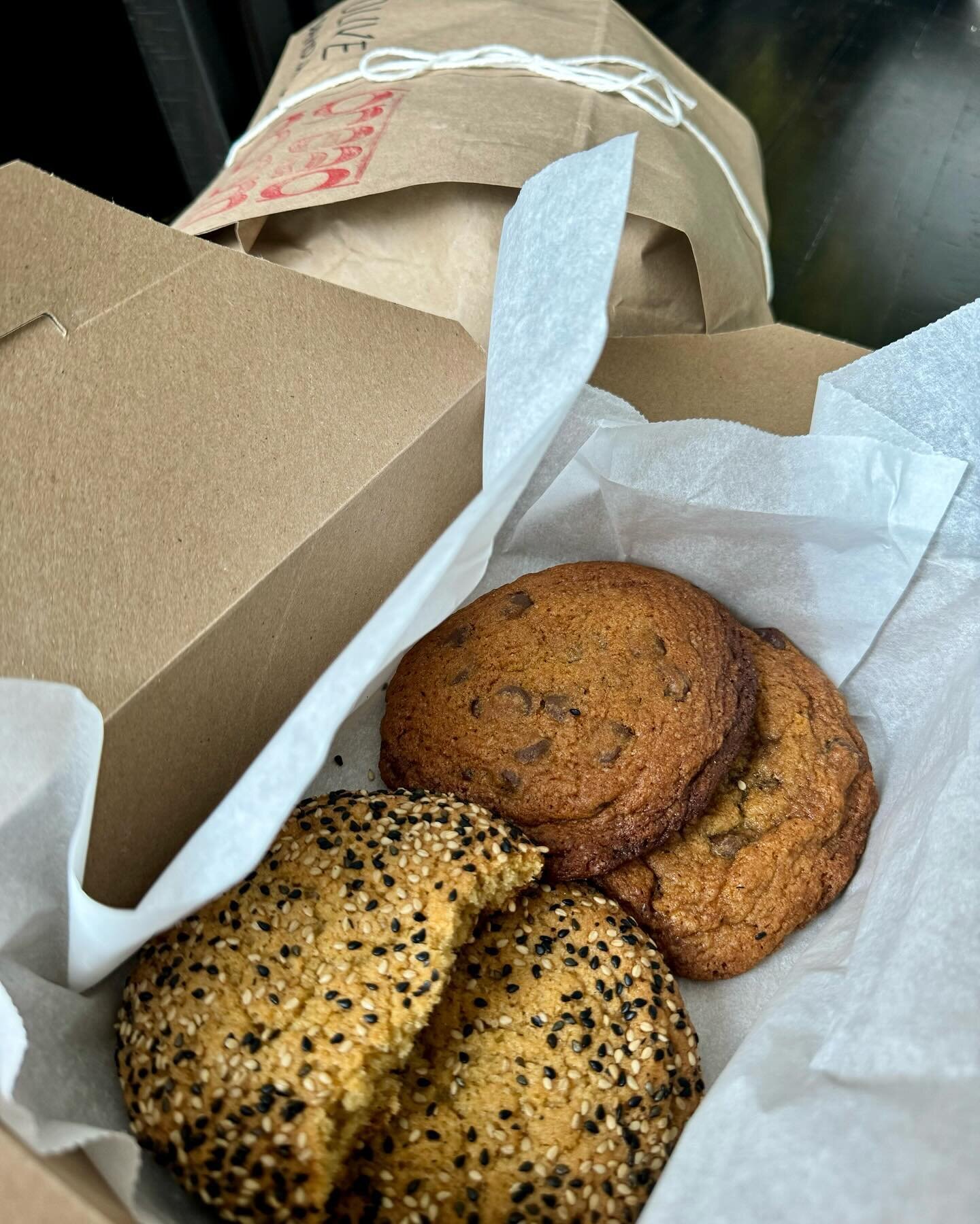 Yeah, couldn&rsquo;t even wait to get a pic before I tore into that sesame cookie that I&rsquo;ve been dying to try&hellip;.and they&rsquo;re still warm. Bread friends are AMAZING. What a treat! We&rsquo;re all very lucky to have talent like @breadro