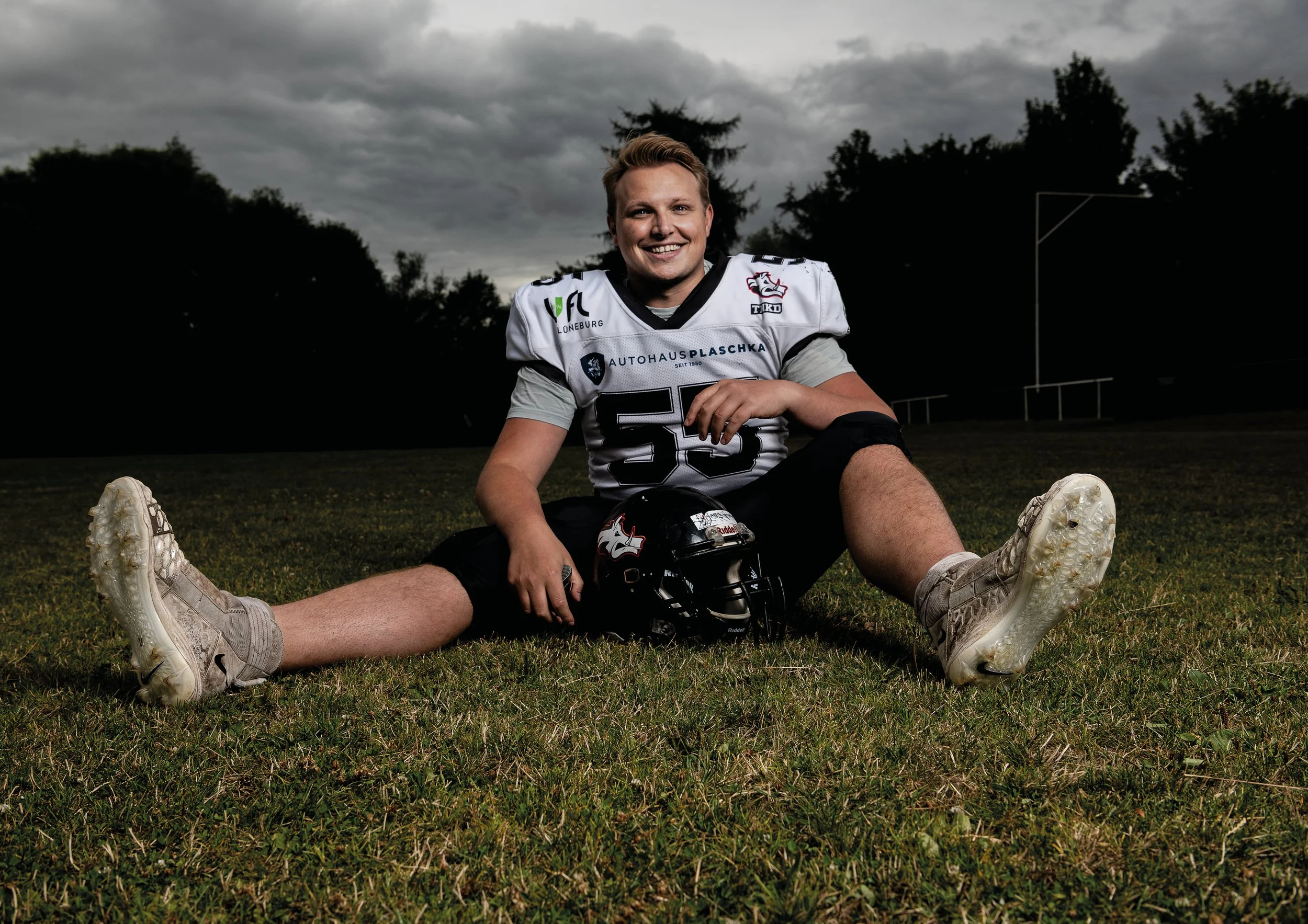 Footballer-Malte-Wenzel-Razorbacks-Portrait-sitzend