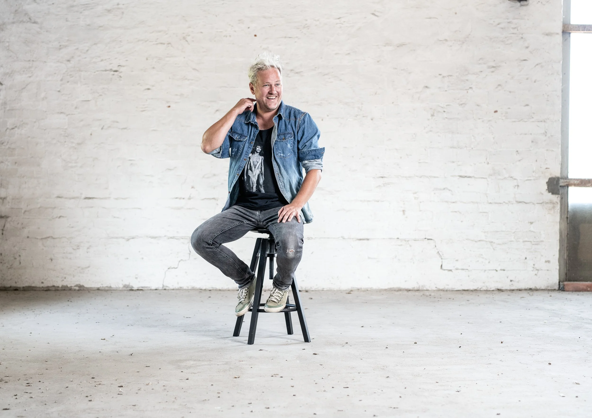 Philip Richert auf Hocker