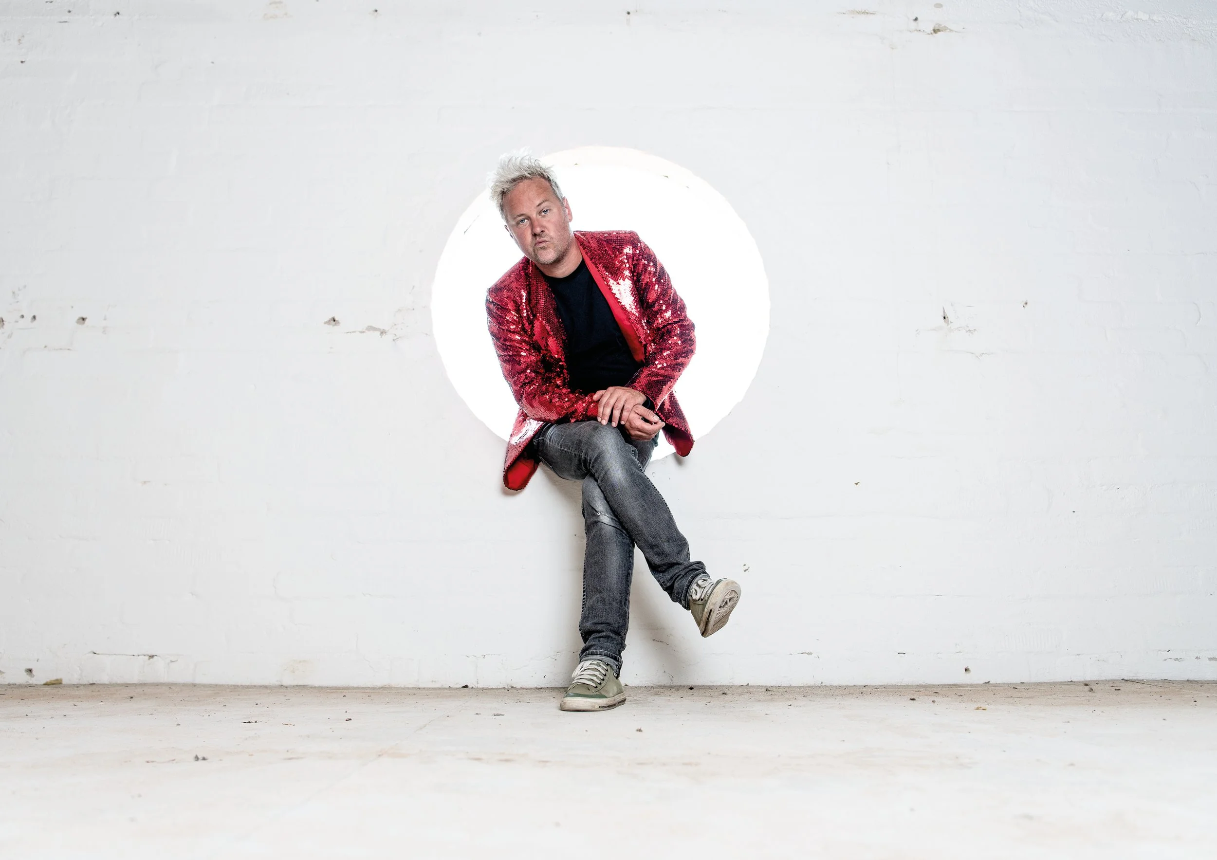 Philip Richert in roter Glitzerjacke