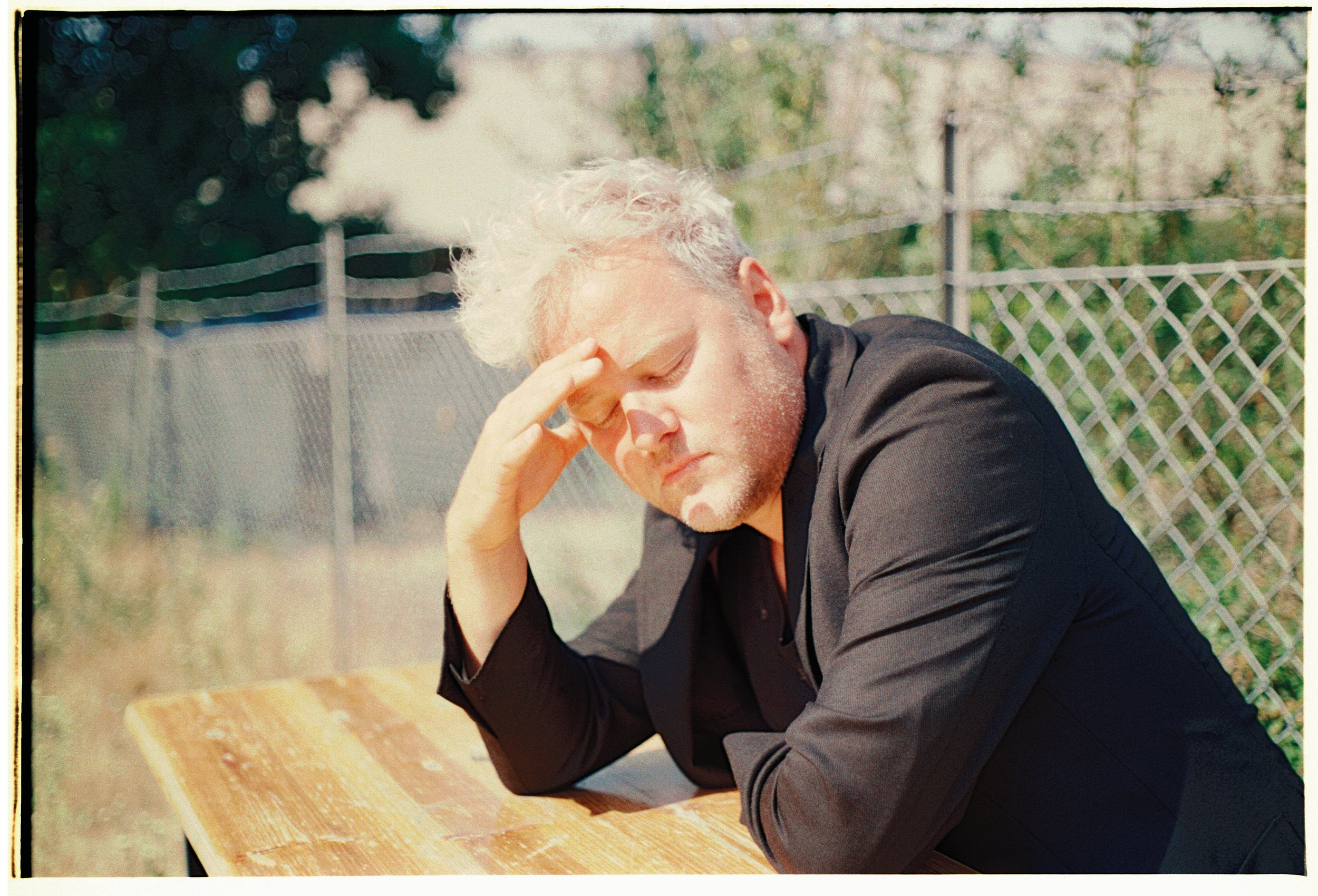 Philip Richert sitzt am Tisch