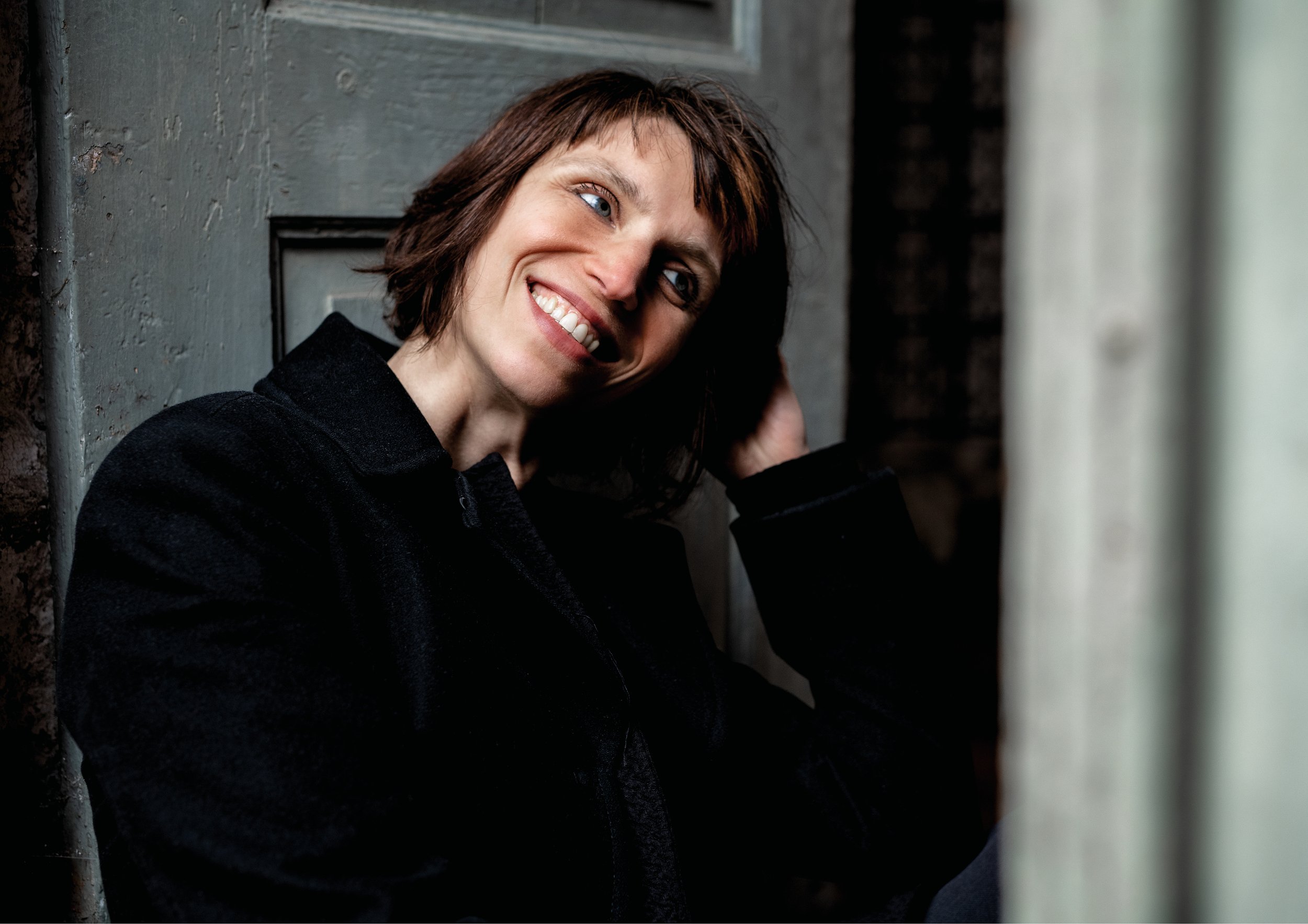 Sonja Boskou Portrait lächelnd vor Tür