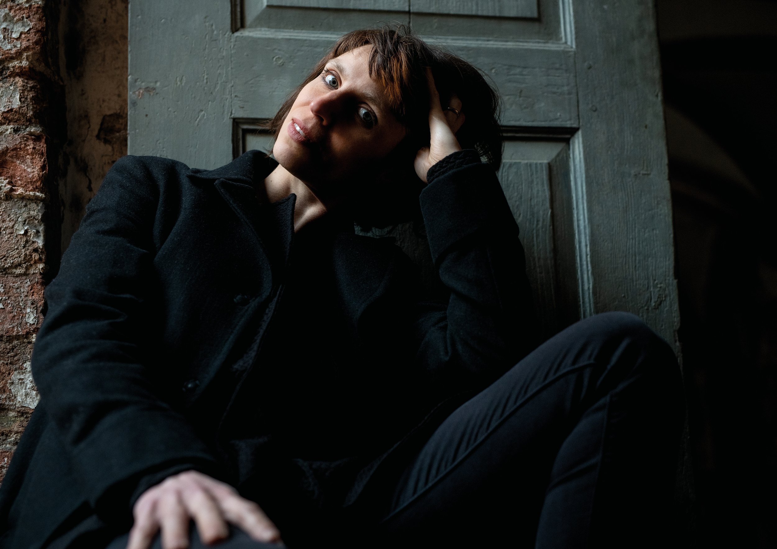 Sonja Boskou Portrait vor Tür