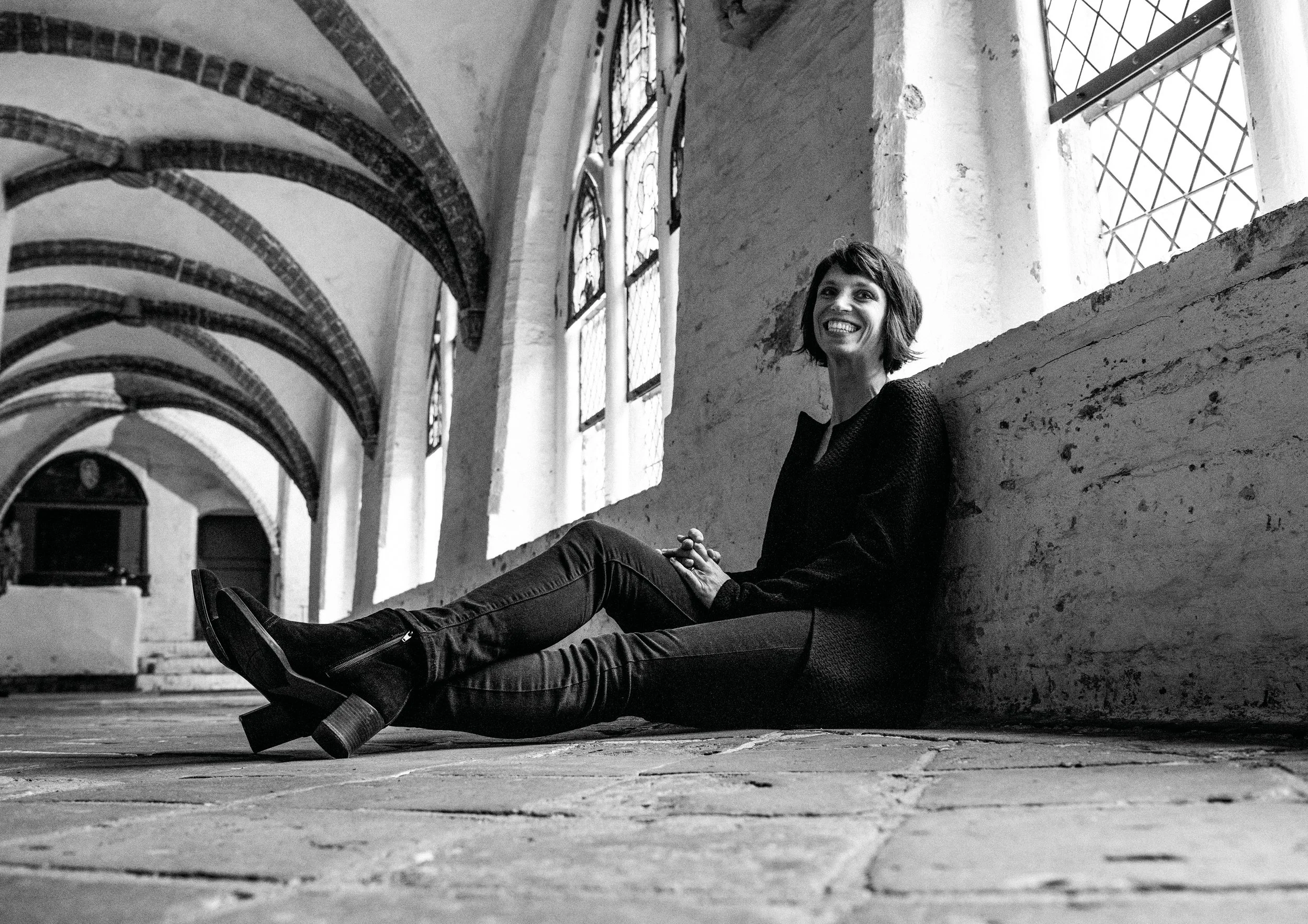 Sonja Boskou sitzend im Klostergang