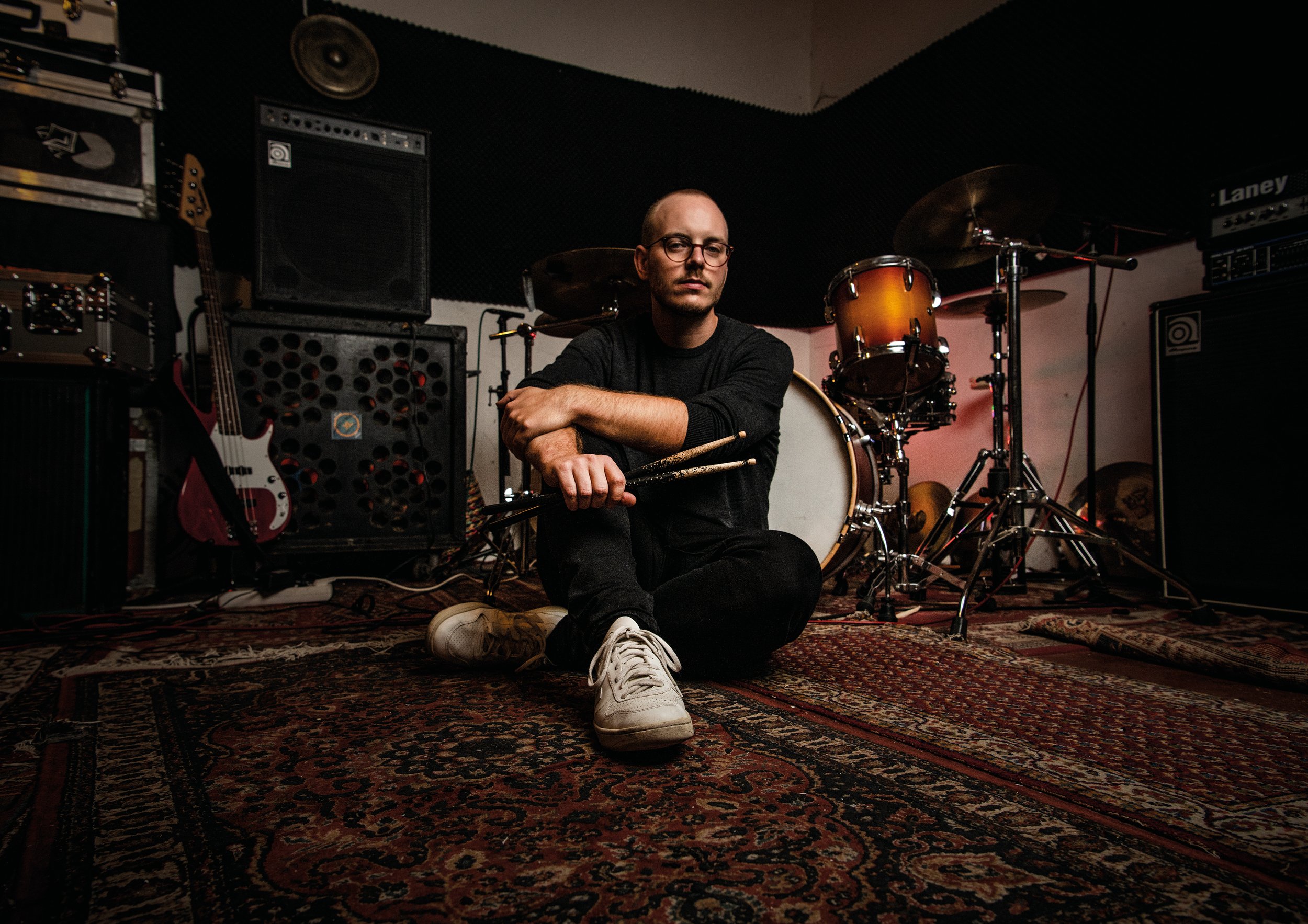 Niklas Oehme vor seinem Schlagzeug 