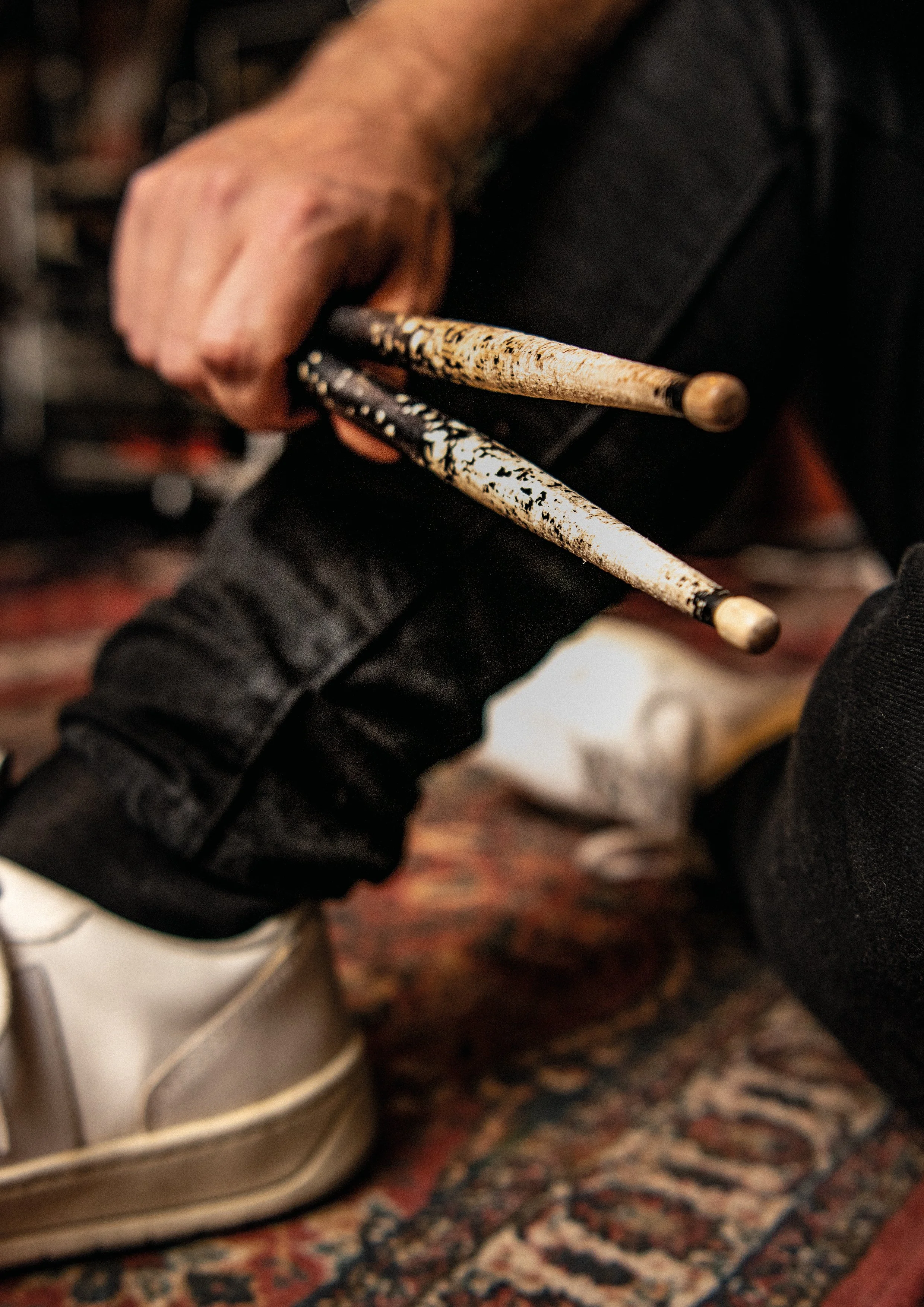 Niklas Oehme mit Drumsticks