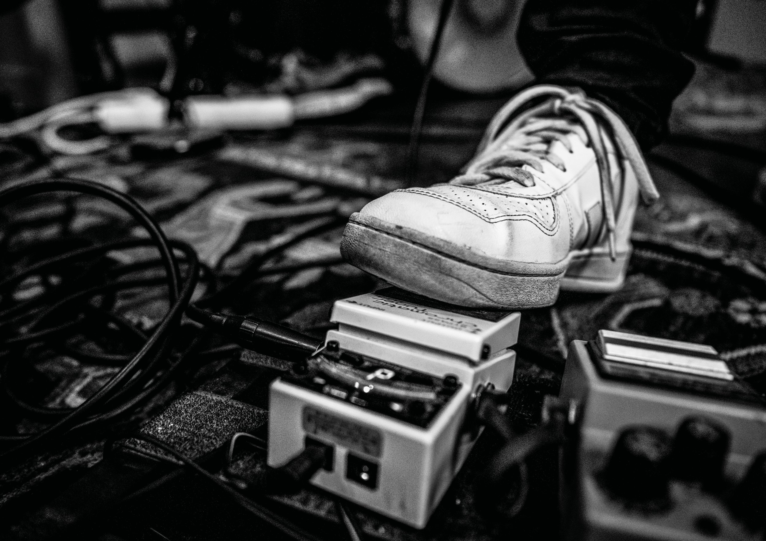 Schwarz/Weiss Foto von Niklas Oehme - Gitarre - Boss Pedal