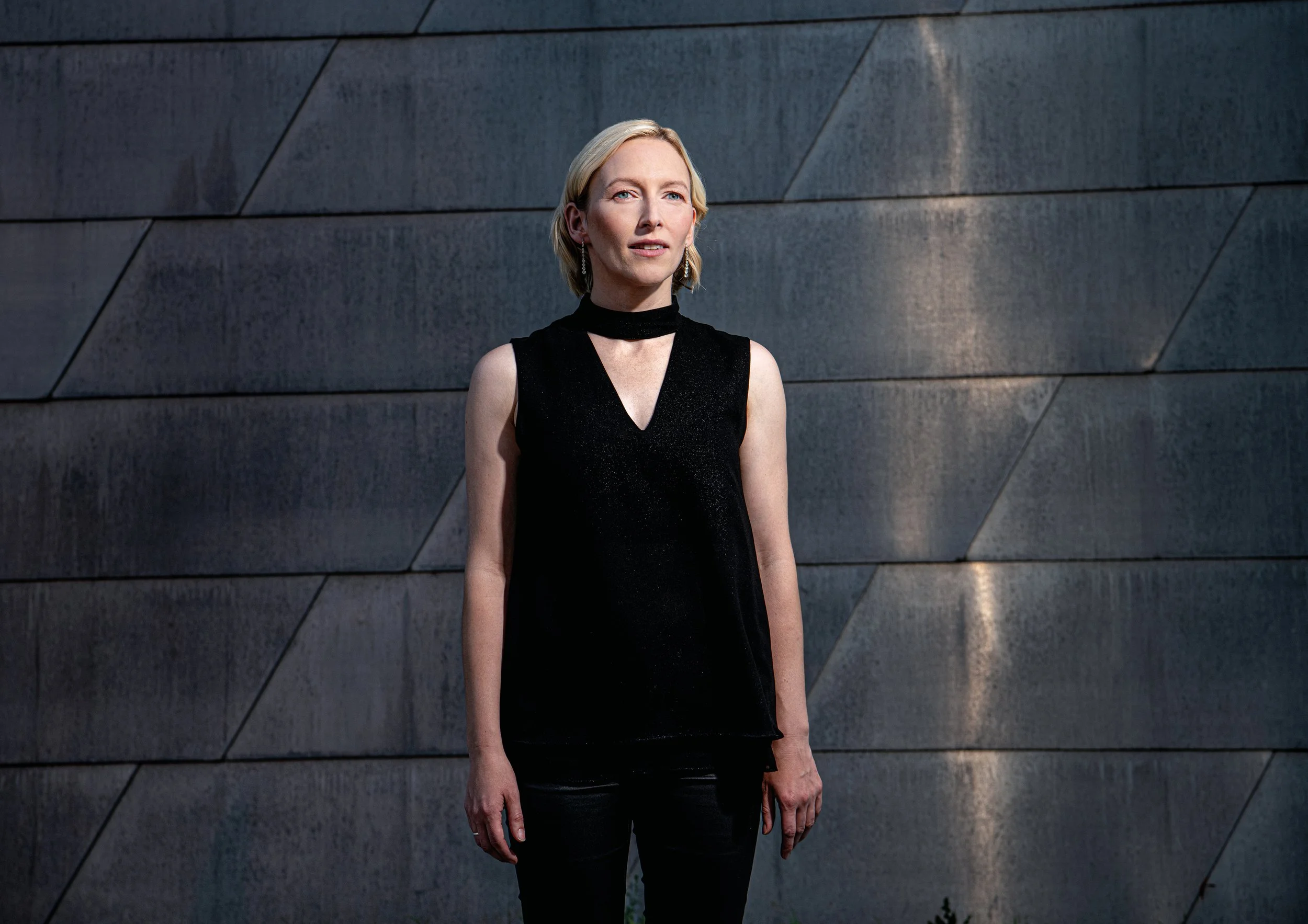 Sarah Hanikel Portrait vor Wand dunkel