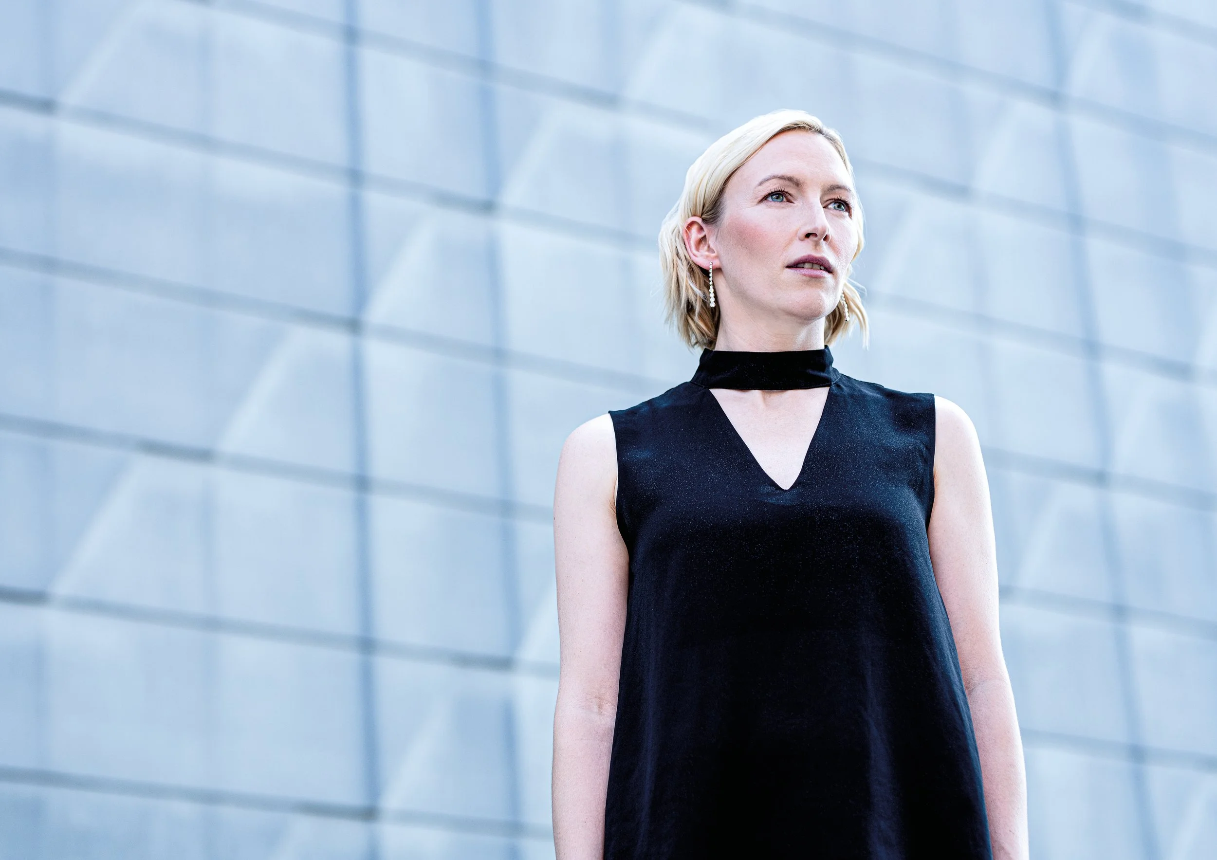 Sarah Hanikel Portrait vor Wand hell