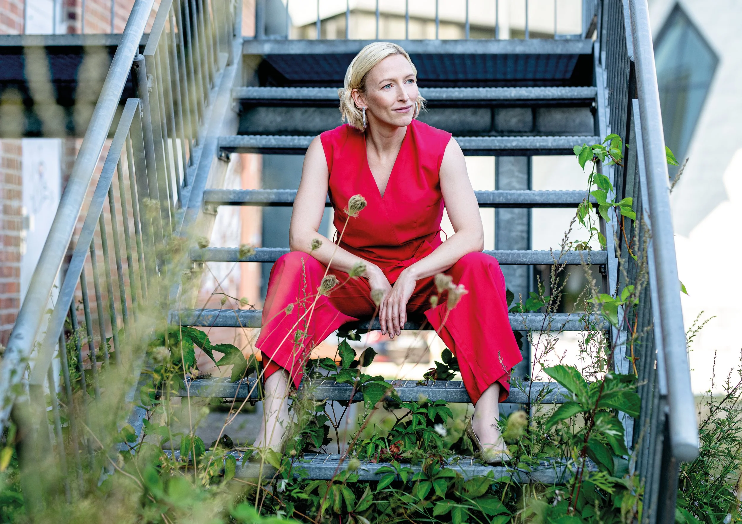 Sarah Hanikel Portrait roter Jumpsuit