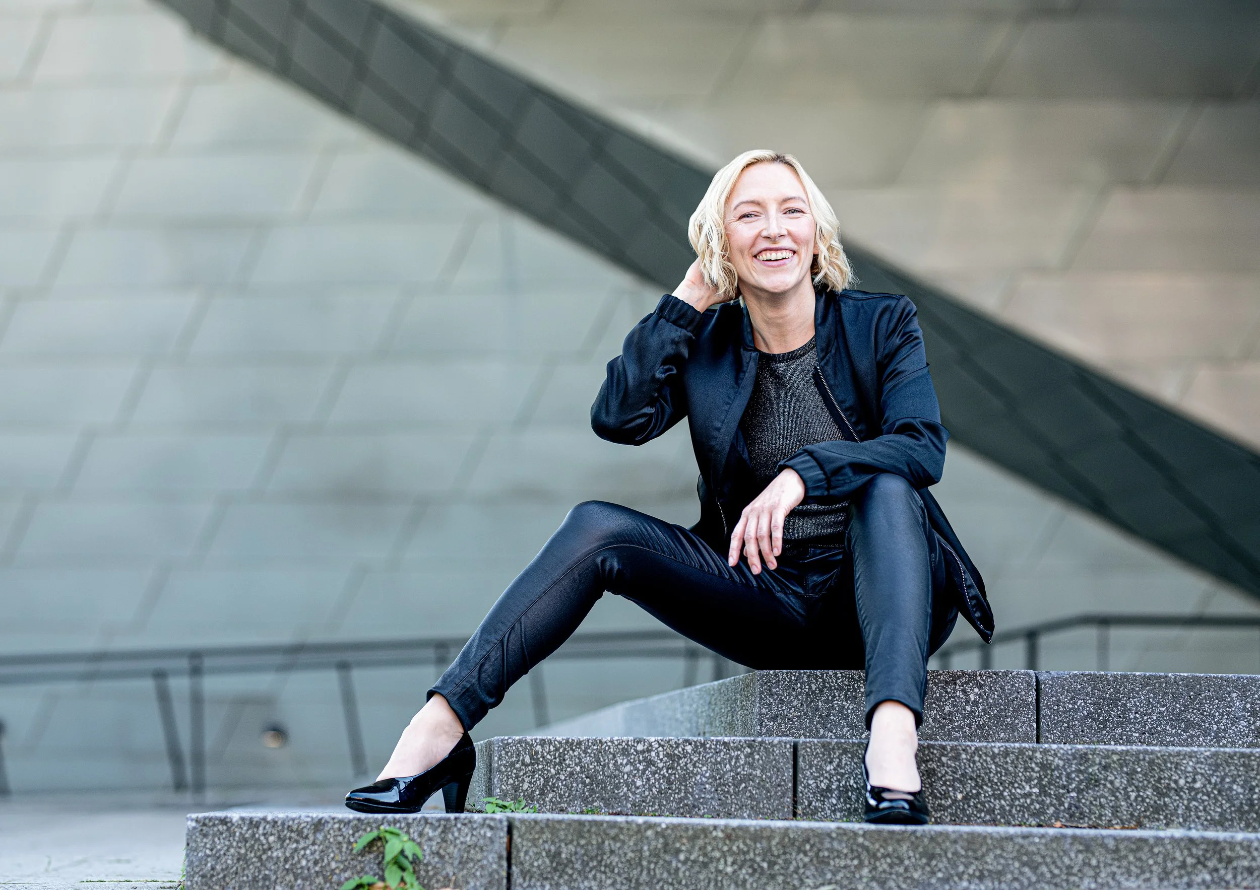 Sarah Hanikel Portrait sitzend auf Treppe