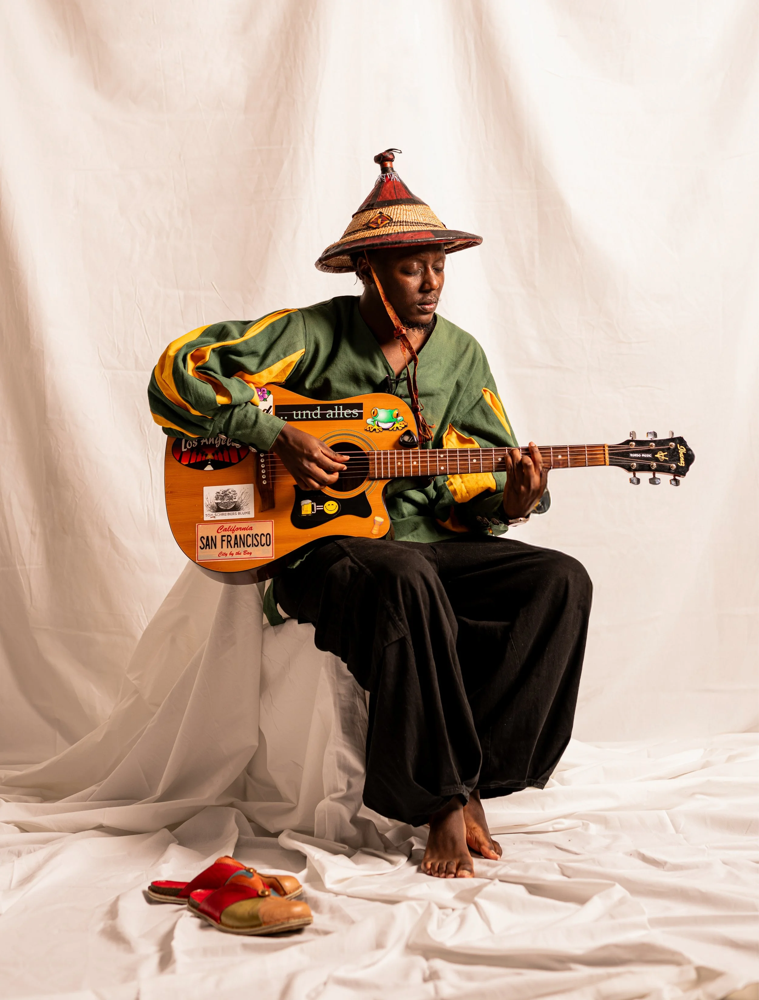 Placide spielt Gitarre