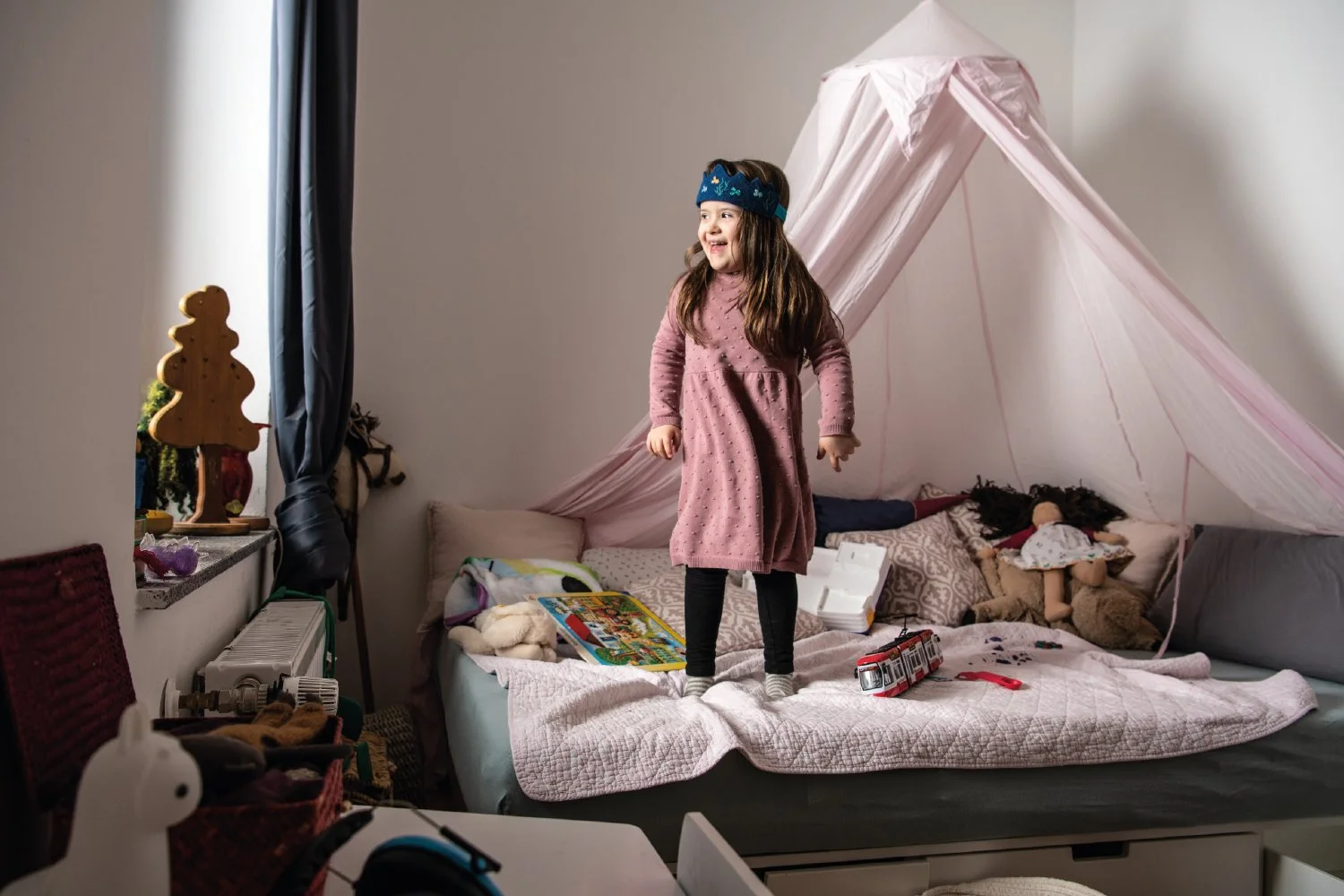 Hallo! Down-Syndrom - Rosie hüpft auf Bett