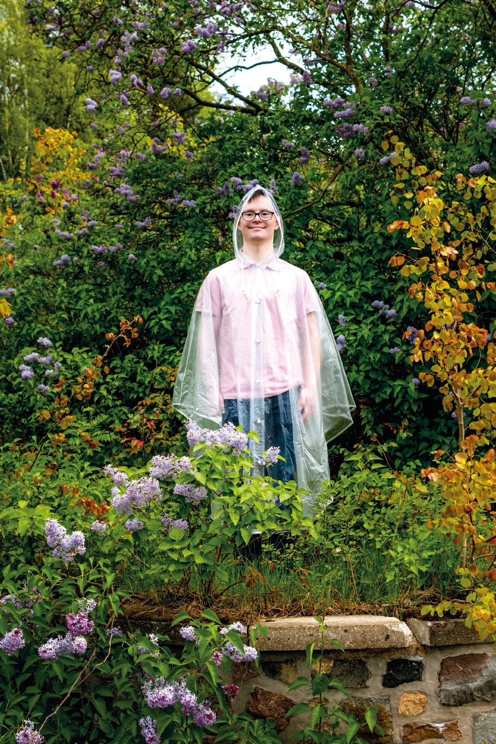 Hallo! Down-Syndrom - Tim mit Regencape