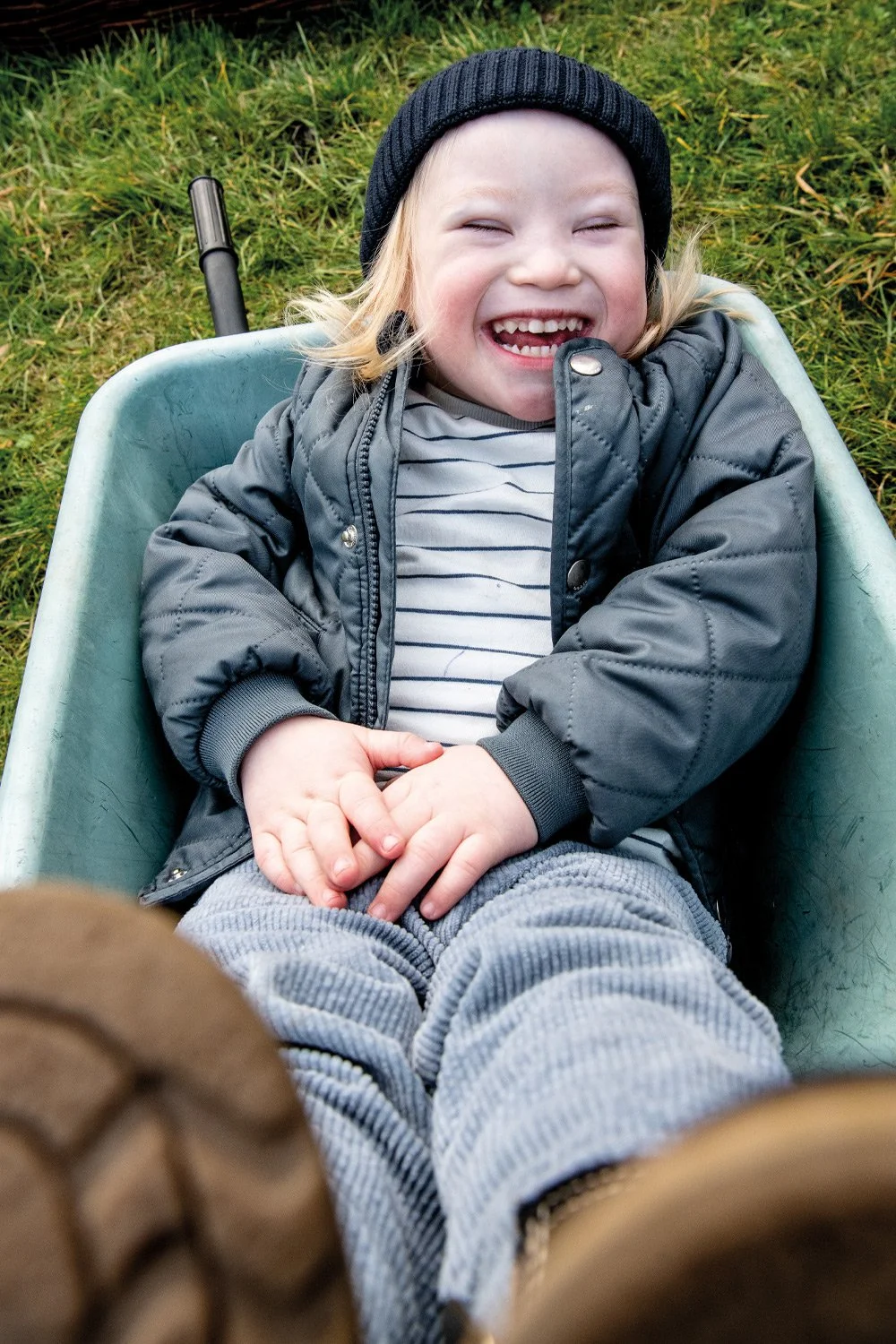 Hallo! Down-Syndrom - Charlie in Schubkarre